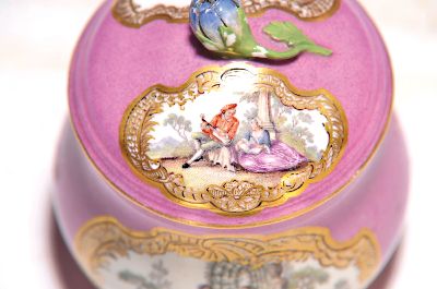 27036850b - Cremetöpfchen mit Rokokomalerei, Meissen, um 1750-65, purpurfarbener Fond, ...