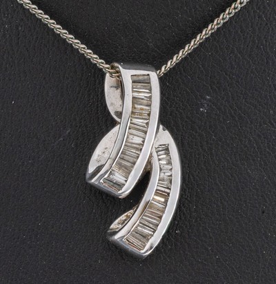 27036899a - 14 kt Gold Diamant-Anhänger, WG 585/000, geschwungen, 25 Diamant-Baguettes zus. ca. ...