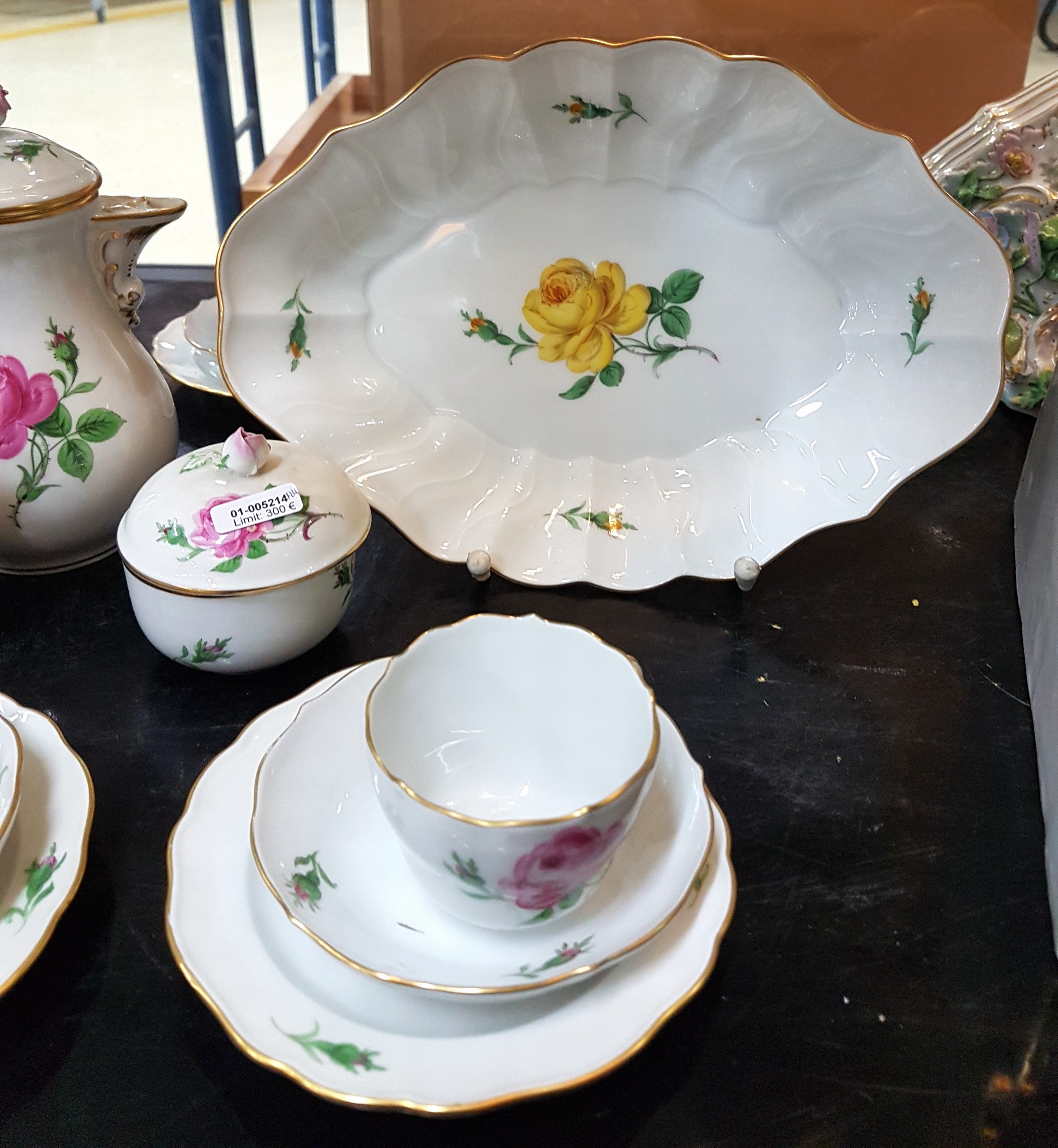 Detail a: Mokkaservice Meissener Rose, Meissen, 20.Jh., 2.Wahl, Porzellan, handbemalt, 6 Tassen mit UT, 6 Gebäckteller D. 14 cm, Mokkakanne, Sahnegießer und ...