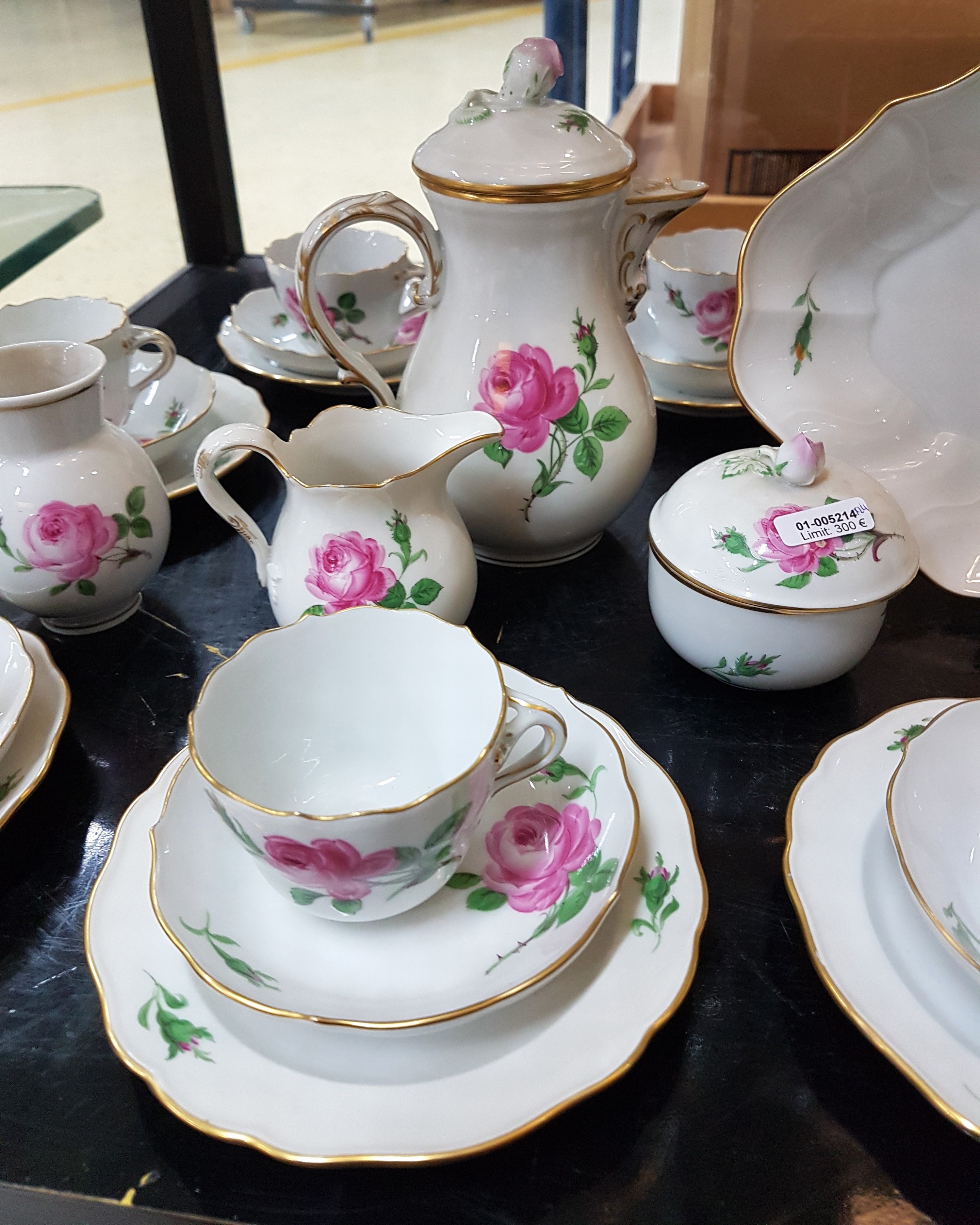 Detail b: Mokkaservice Meissener Rose, Meissen, 20.Jh., 2.Wahl, Porzellan, handbemalt, 6 Tassen mit UT, 6 Gebäckteller D. 14 cm, Mokkakanne, Sahnegießer und ...