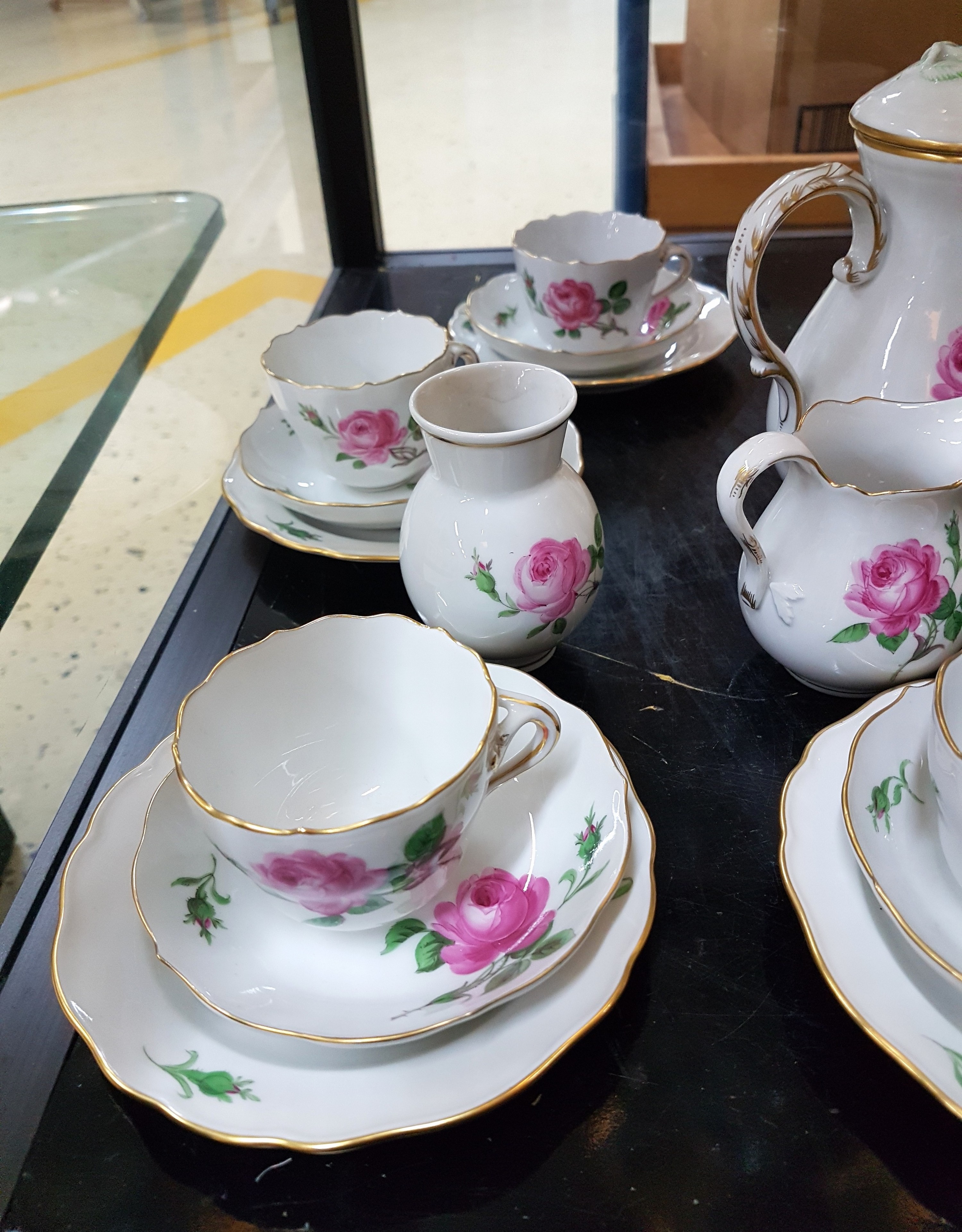 Detail c: Mokkaservice Meissener Rose, Meissen, 20.Jh., 2.Wahl, Porzellan, handbemalt, 6 Tassen mit UT, 6 Gebäckteller D. 14 cm, Mokkakanne, Sahnegießer und ...