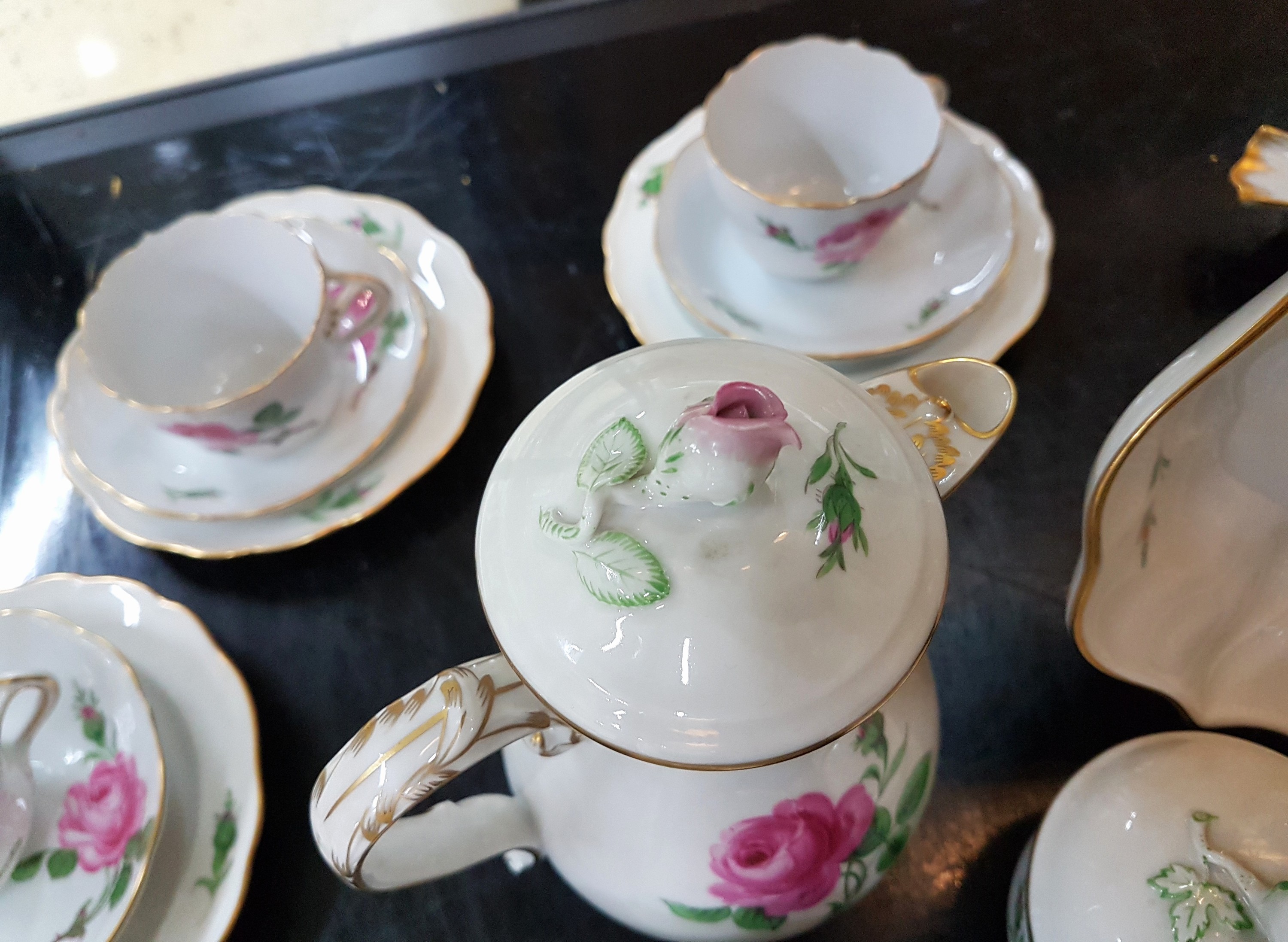 Detail d: Mokkaservice Meissener Rose, Meissen, 20.Jh., 2.Wahl, Porzellan, handbemalt, 6 Tassen mit UT, 6 Gebäckteller D. 14 cm, Mokkakanne, Sahnegießer und ...