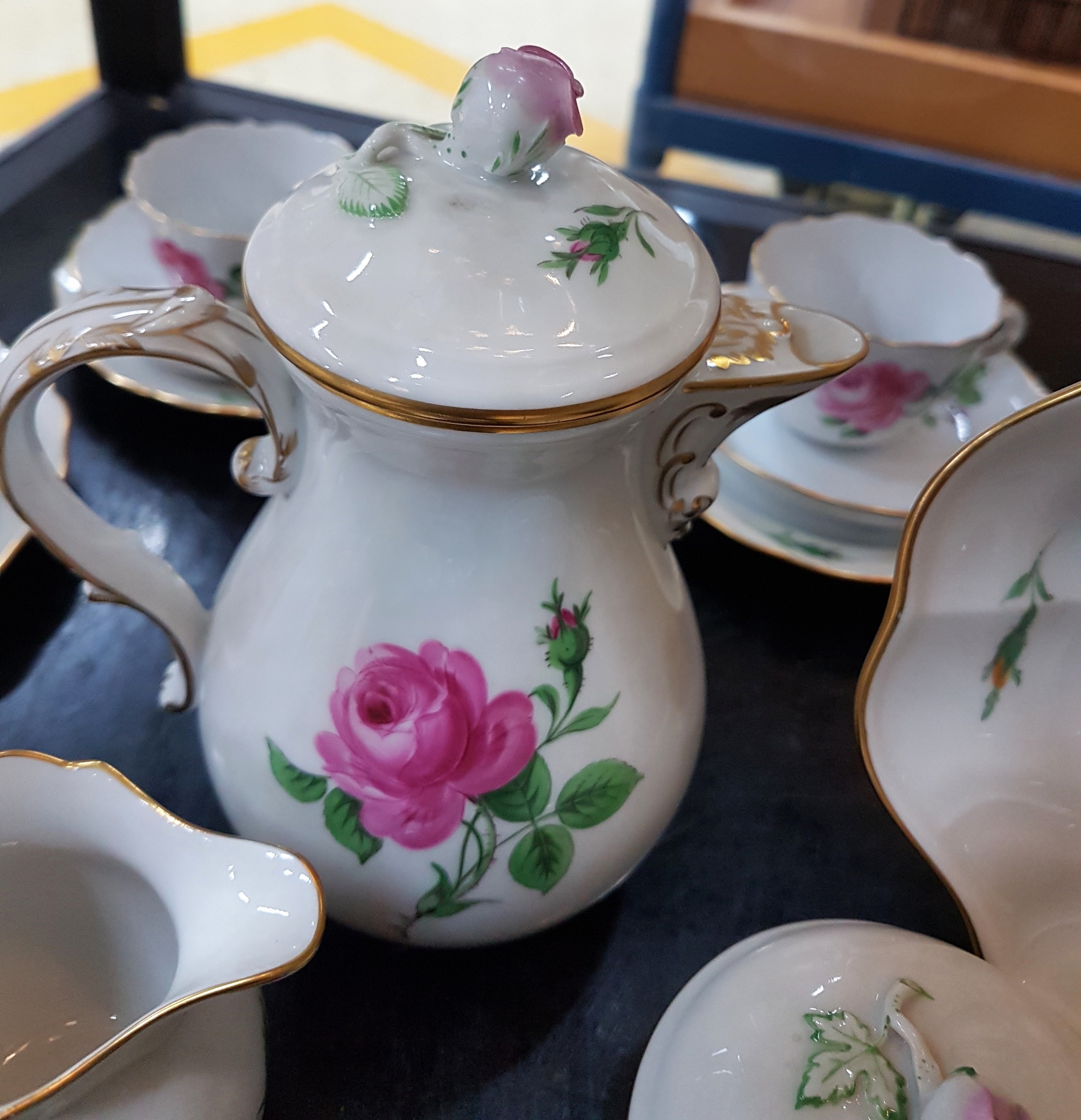 Detail e: Mokkaservice Meissener Rose, Meissen, 20.Jh., 2.Wahl, Porzellan, handbemalt, 6 Tassen mit UT, 6 Gebäckteller D. 14 cm, Mokkakanne, Sahnegießer und ...