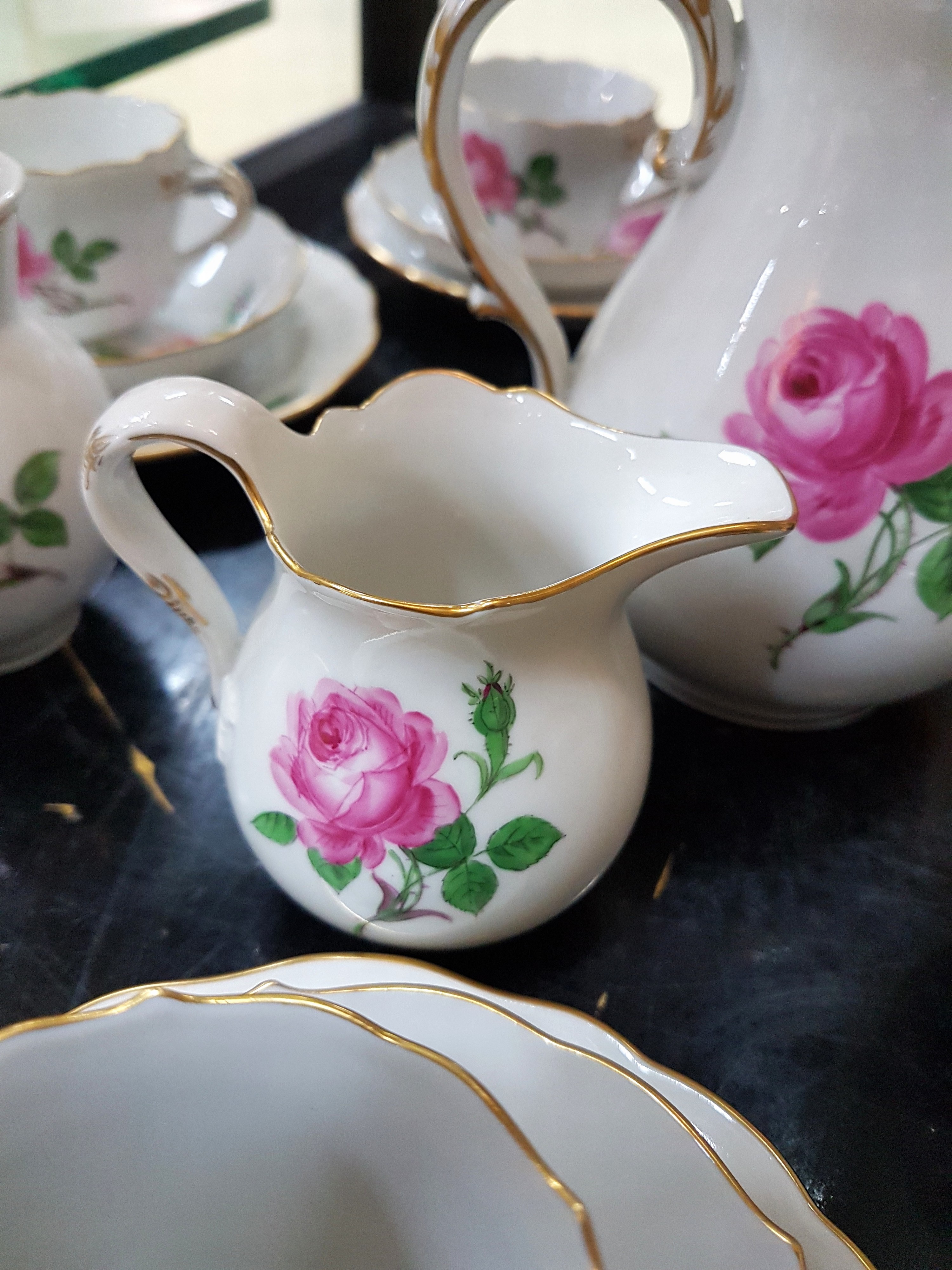 Detail f: Mokkaservice Meissener Rose, Meissen, 20.Jh., 2.Wahl, Porzellan, handbemalt, 6 Tassen mit UT, 6 Gebäckteller D. 14 cm, Mokkakanne, Sahnegießer und ...