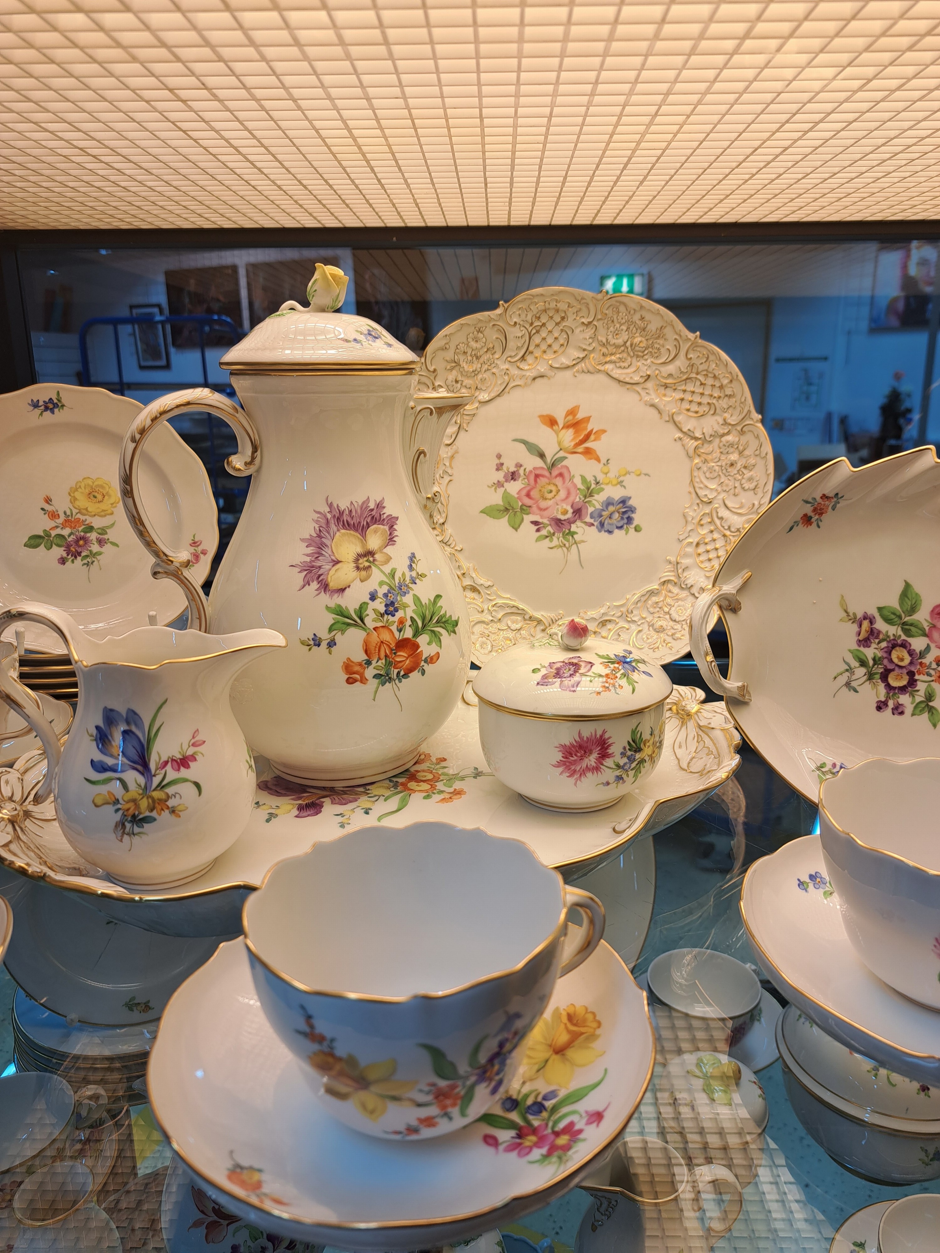 Detail a: Kaffeeservice Streublume, Meissen, 20.Jh., 2.Wahl, Porzellan, handbemalt, 6 Tassen mit UT, 6 Kuchenteller D. 18cm, Kaffeekanne (Deckelrose min. ...