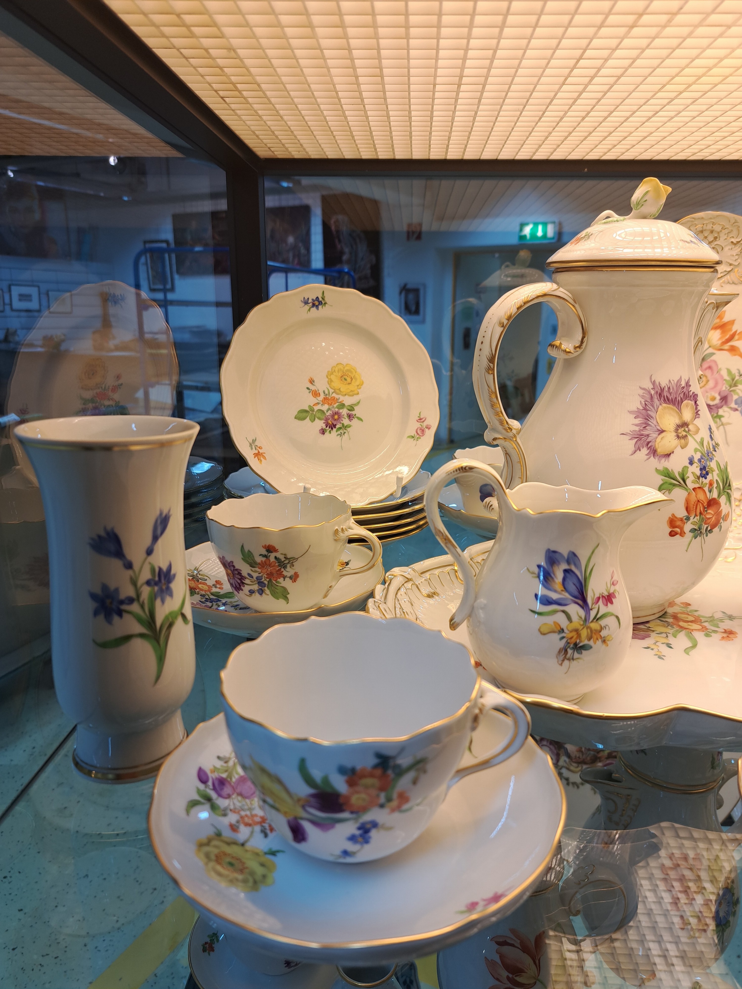 Detail b: Kaffeeservice Streublume, Meissen, 20.Jh., 2.Wahl, Porzellan, handbemalt, 6 Tassen mit UT, 6 Kuchenteller D. 18cm, Kaffeekanne (Deckelrose min. ...