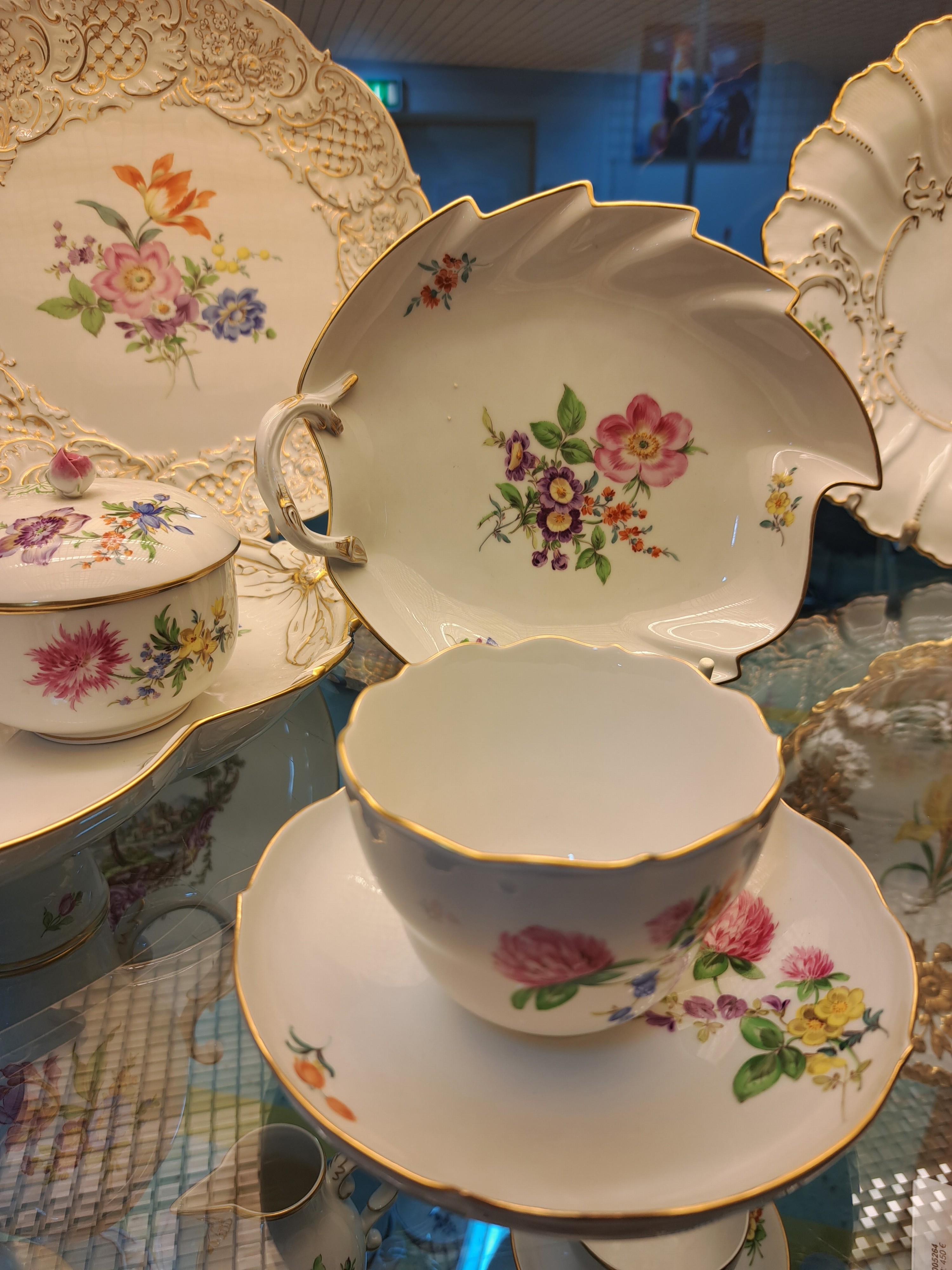 Detail c: Kaffeeservice Streublume, Meissen, 20.Jh., 2.Wahl, Porzellan, handbemalt, 6 Tassen mit UT, 6 Kuchenteller D. 18cm, Kaffeekanne (Deckelrose min. ...