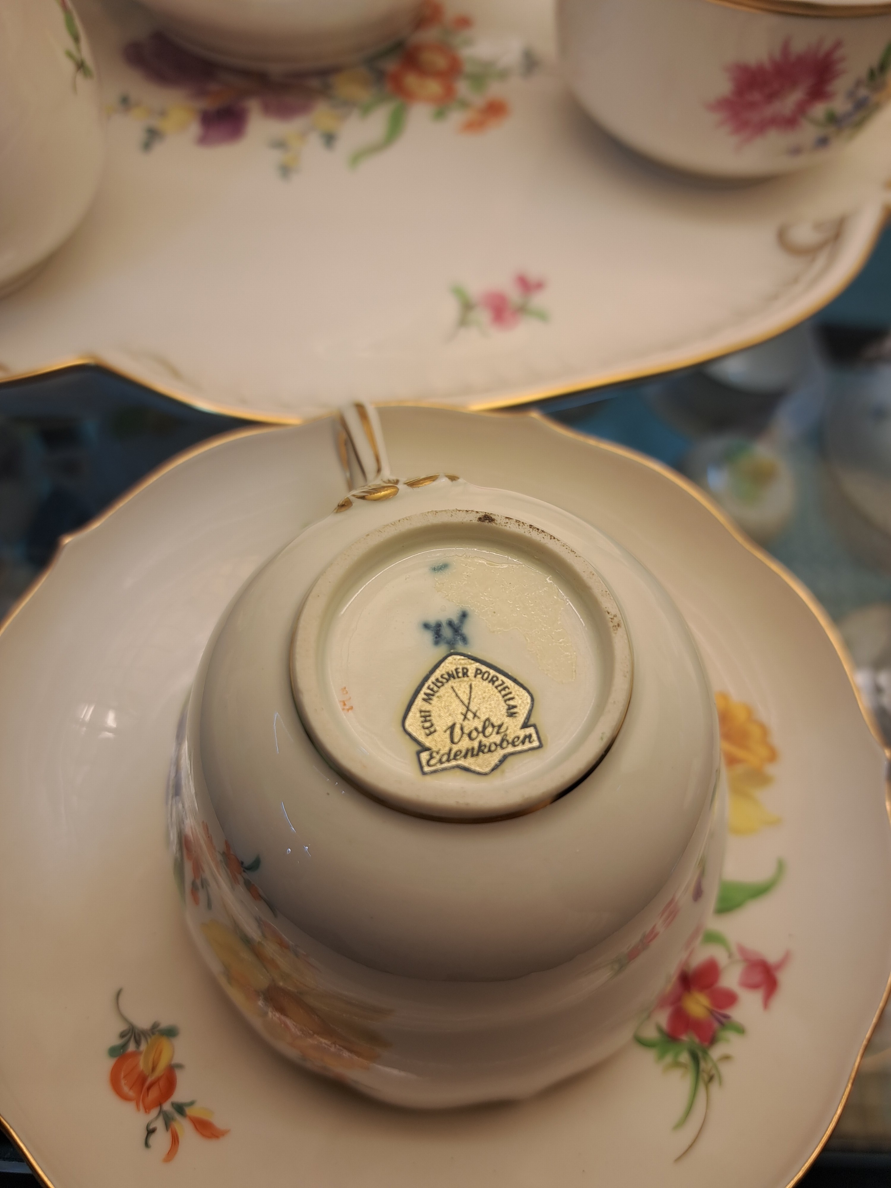 Detail d: Kaffeeservice Streublume, Meissen, 20.Jh., 2.Wahl, Porzellan, handbemalt, 6 Tassen mit UT, 6 Kuchenteller D. 18cm, Kaffeekanne (Deckelrose min. ...