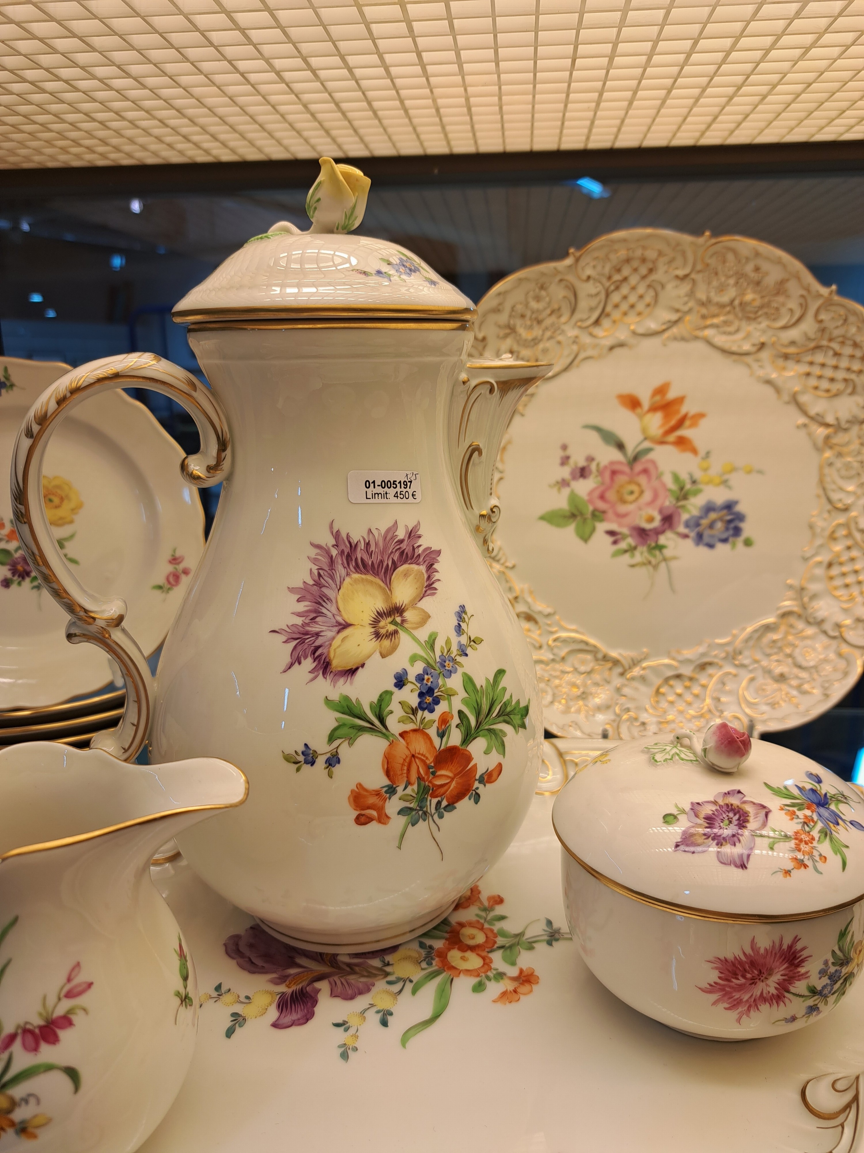 Detail e: Kaffeeservice Streublume, Meissen, 20.Jh., 2.Wahl, Porzellan, handbemalt, 6 Tassen mit UT, 6 Kuchenteller D. 18cm, Kaffeekanne (Deckelrose min. ...