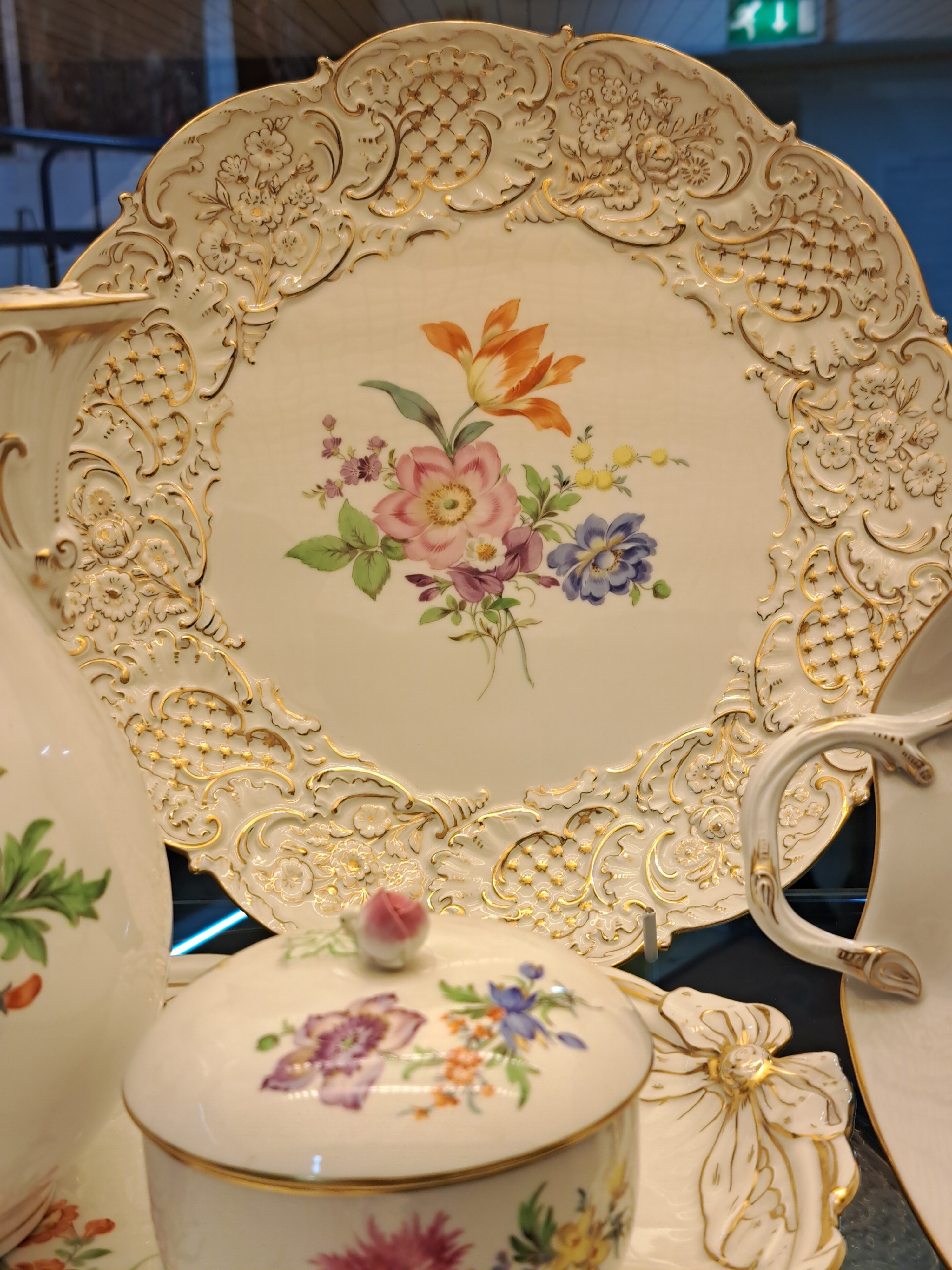 Detail f: Kaffeeservice Streublume, Meissen, 20.Jh., 2.Wahl, Porzellan, handbemalt, 6 Tassen mit UT, 6 Kuchenteller D. 18cm, Kaffeekanne (Deckelrose min. ...