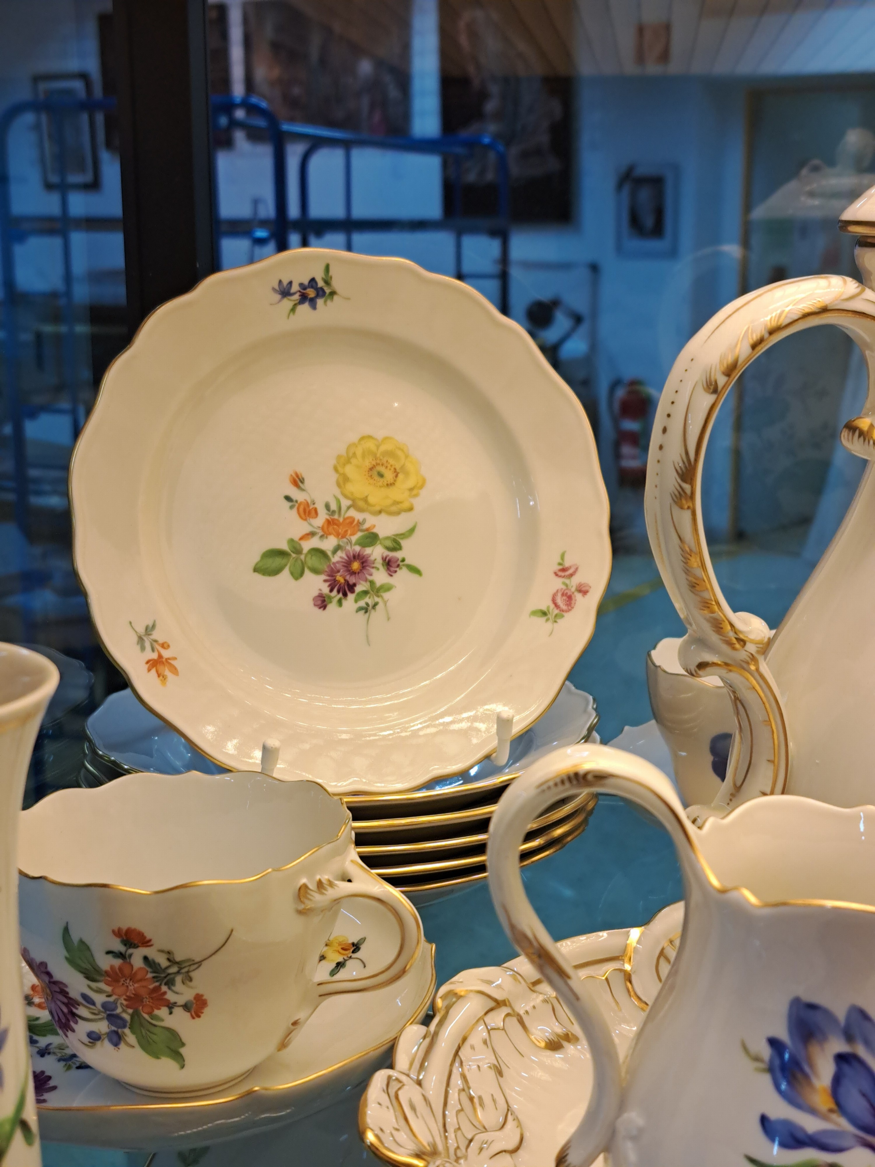 Detail g: Kaffeeservice Streublume, Meissen, 20.Jh., 2.Wahl, Porzellan, handbemalt, 6 Tassen mit UT, 6 Kuchenteller D. 18cm, Kaffeekanne (Deckelrose min. ...