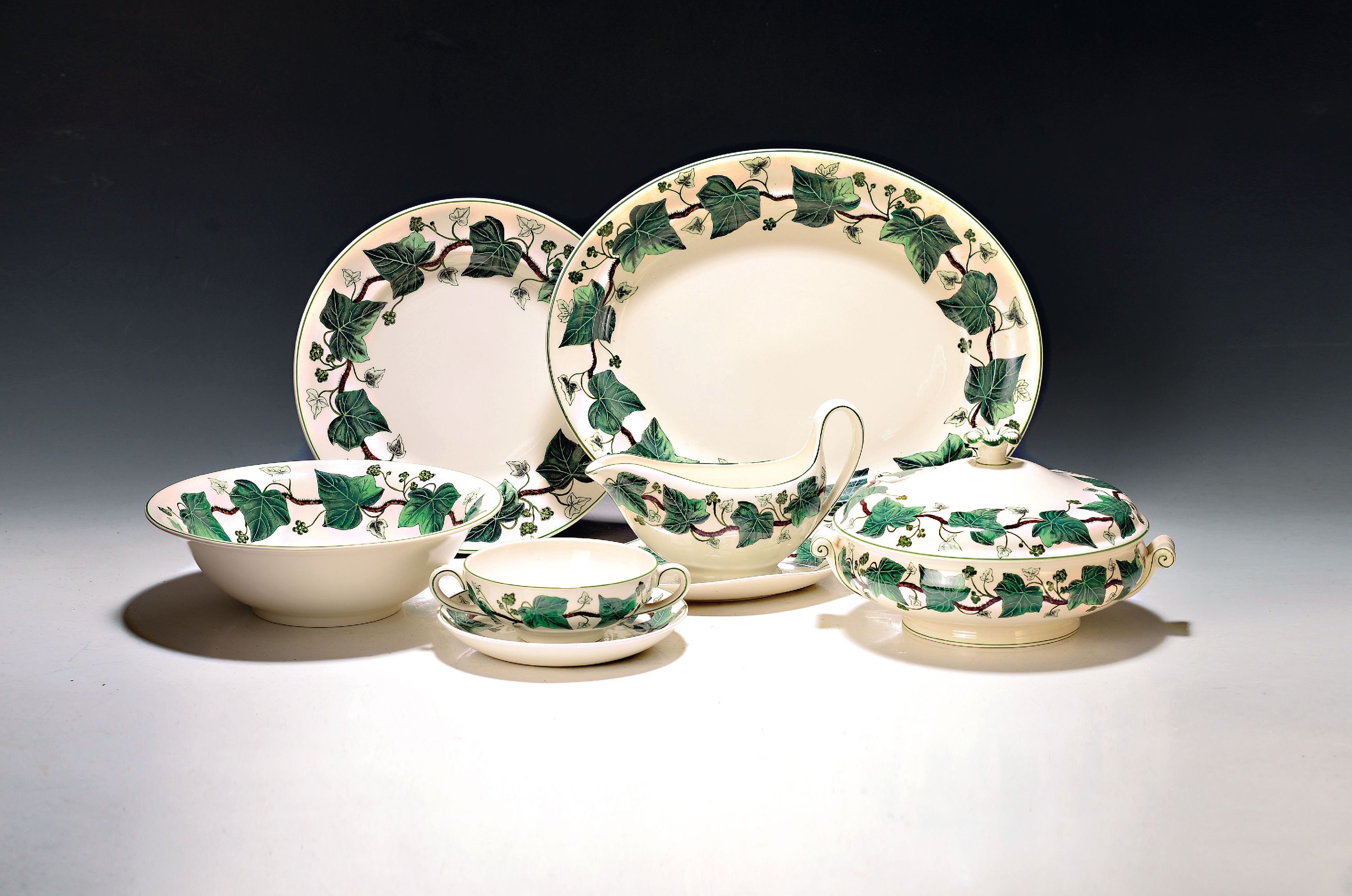Image 27036912 - Umfangreiches Speiseservice, Napoleon Ivy, Wedgwood, England, 12 Suppentassen mit UT, 12 ...
