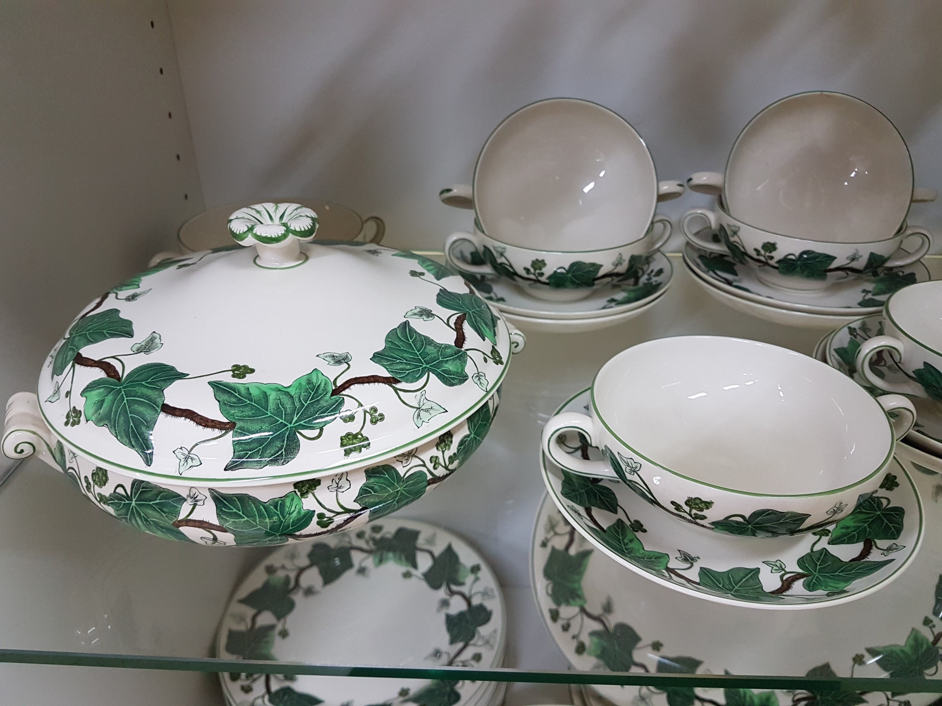 Detail a: Umfangreiches Speiseservice, Napoleon Ivy, Wedgwood, England, 12 Suppentassen mit UT, 12 Salatteller D. 21cm, 12 Speiseteller D. 26cm, 2 Saucieren, 2 ...
