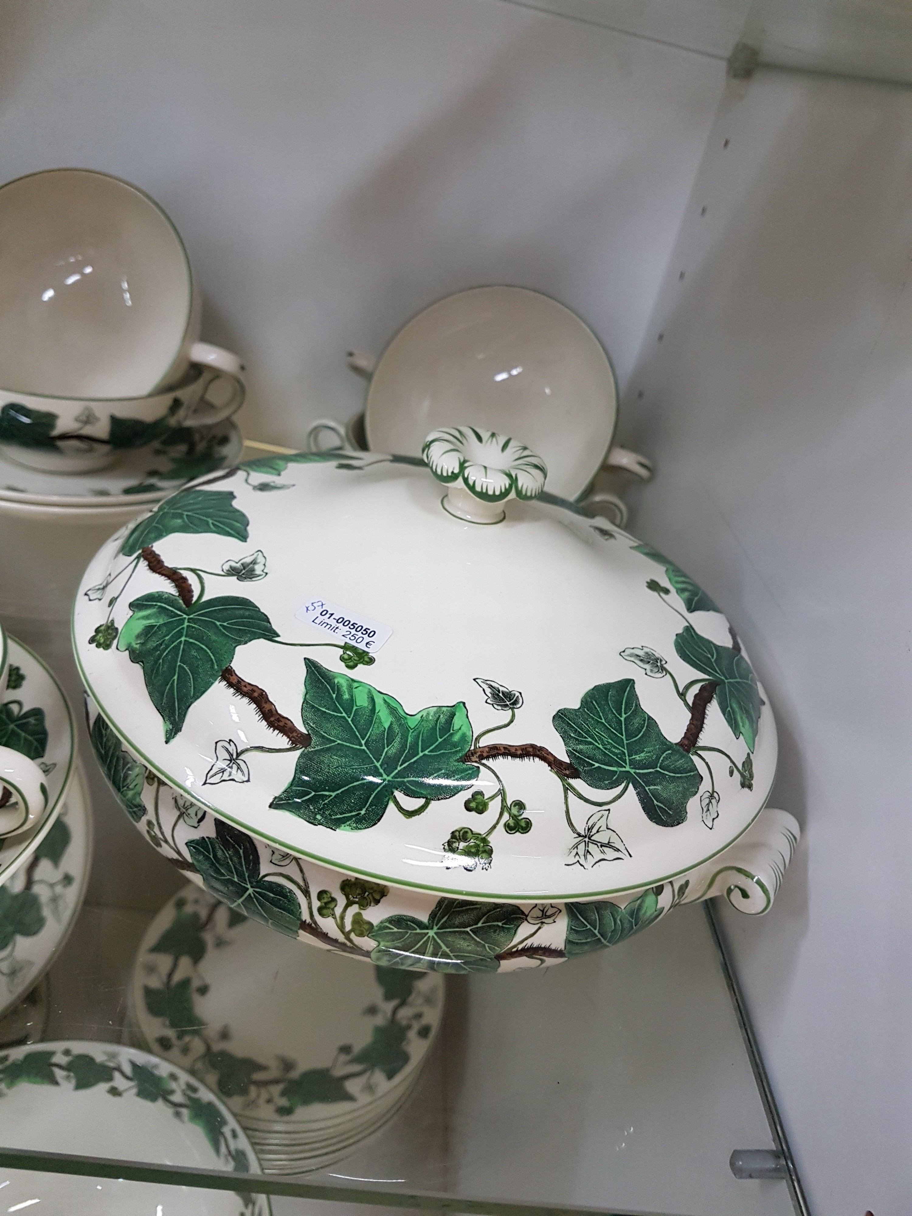 Detail b: Umfangreiches Speiseservice, Napoleon Ivy, Wedgwood, England, 12 Suppentassen mit UT, 12 Salatteller D. 21cm, 12 Speiseteller D. 26cm, 2 Saucieren, 2 ...