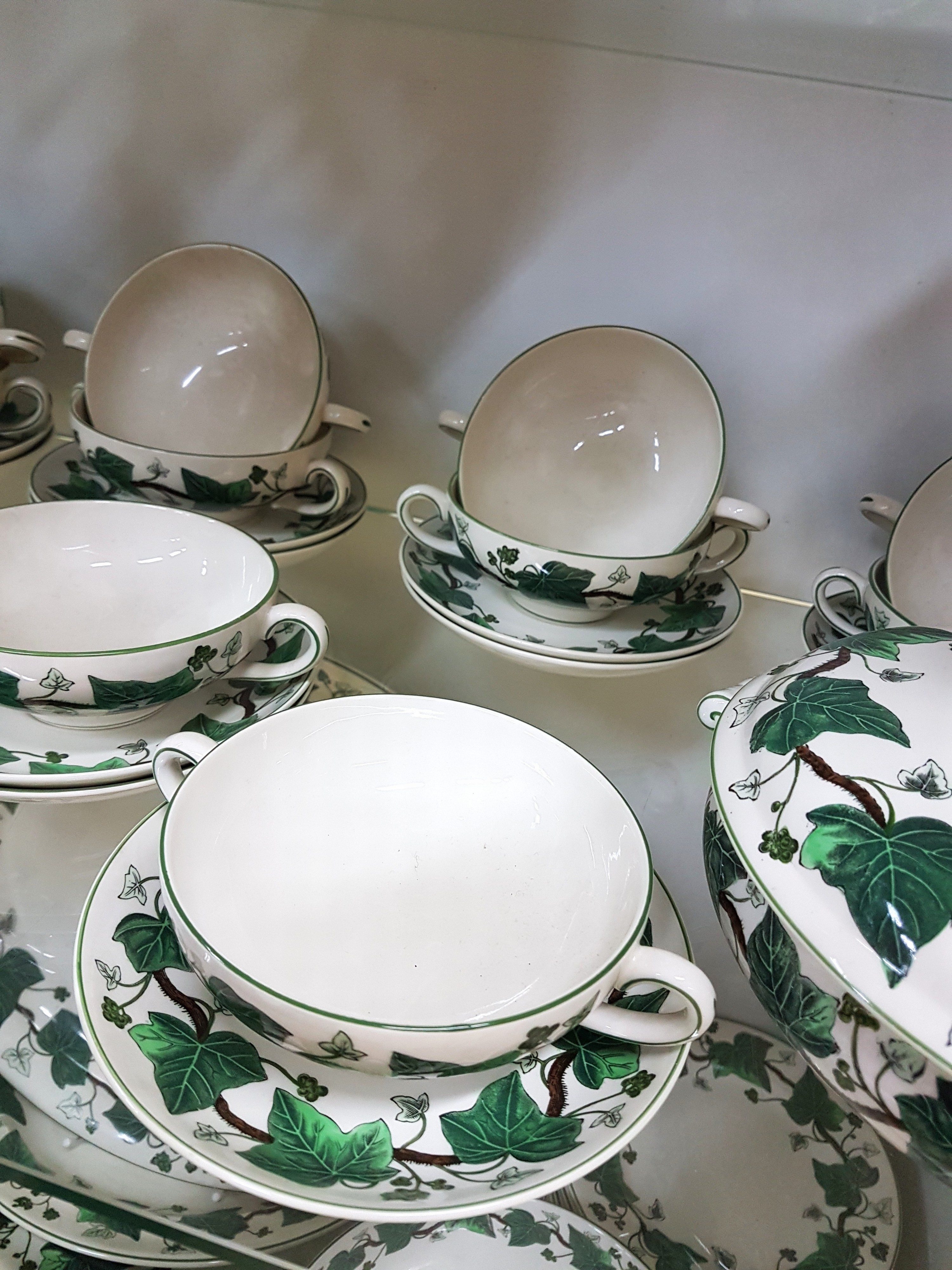 Detail c: Umfangreiches Speiseservice, Napoleon Ivy, Wedgwood, England, 12 Suppentassen mit UT, 12 Salatteller D. 21cm, 12 Speiseteller D. 26cm, 2 Saucieren, 2 ...