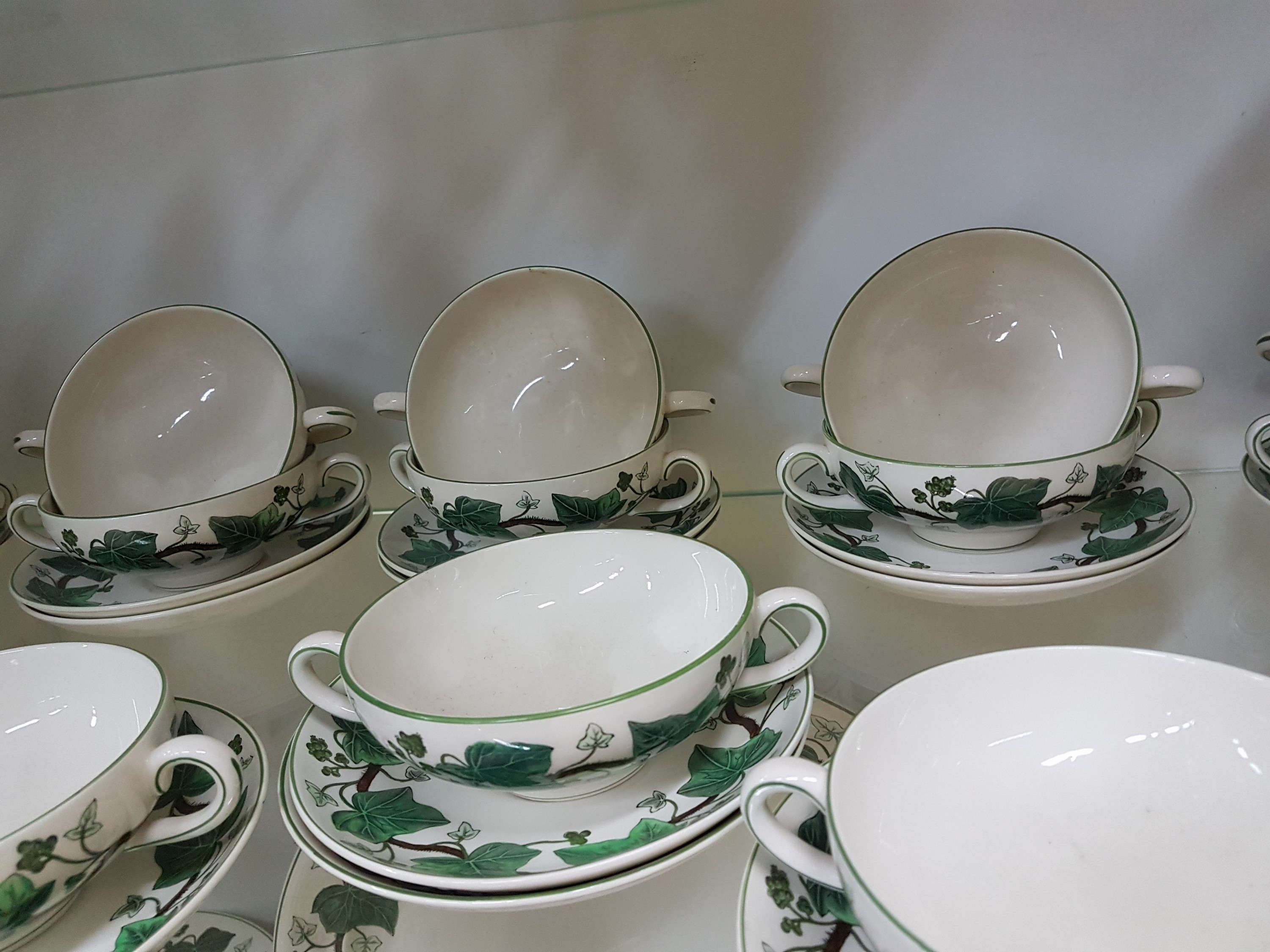 Detail d: Umfangreiches Speiseservice, Napoleon Ivy, Wedgwood, England, 12 Suppentassen mit UT, 12 Salatteller D. 21cm, 12 Speiseteller D. 26cm, 2 Saucieren, 2 ...