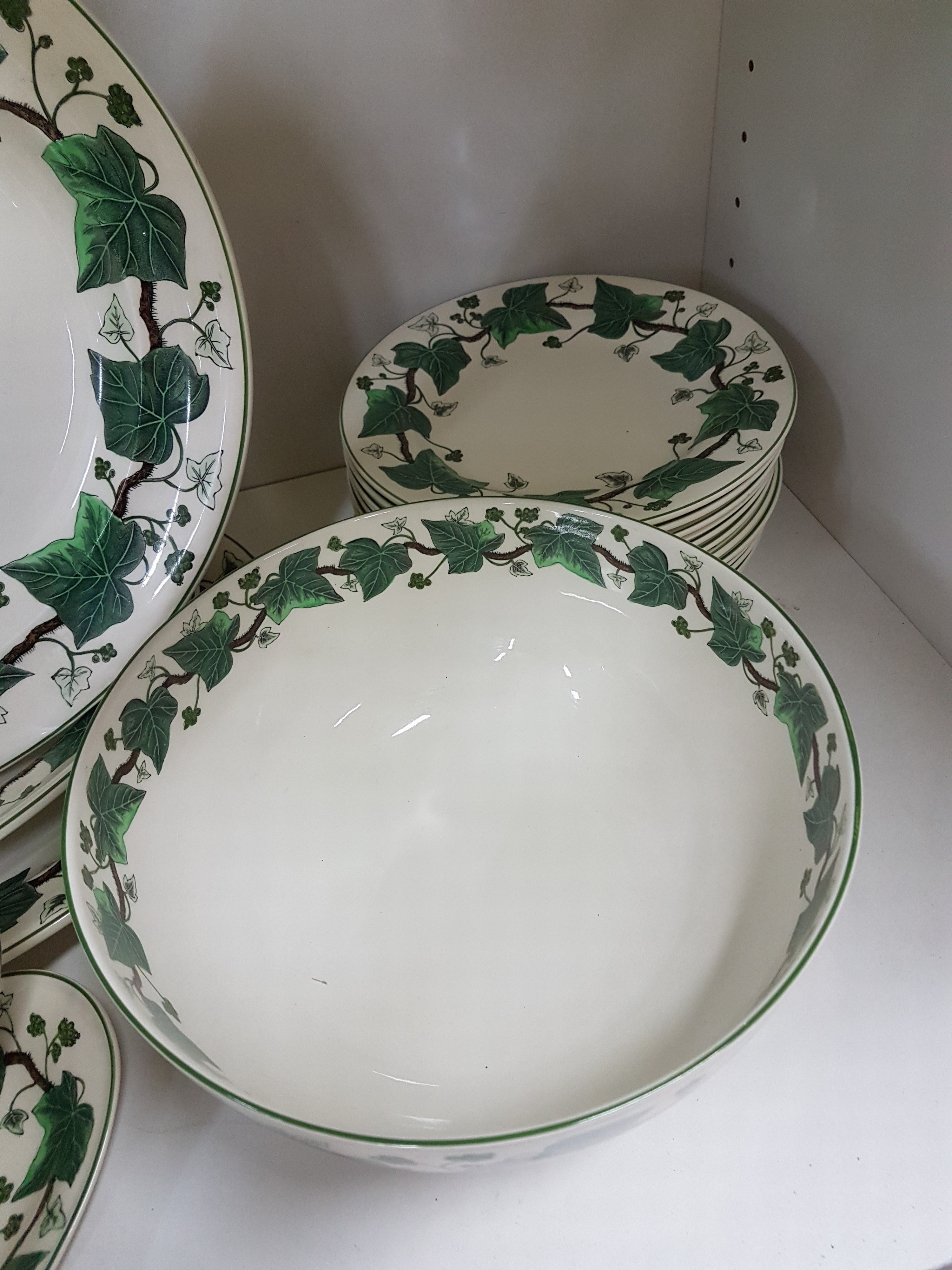 Detail e: Umfangreiches Speiseservice, Napoleon Ivy, Wedgwood, England, 12 Suppentassen mit UT, 12 Salatteller D. 21cm, 12 Speiseteller D. 26cm, 2 Saucieren, 2 ...