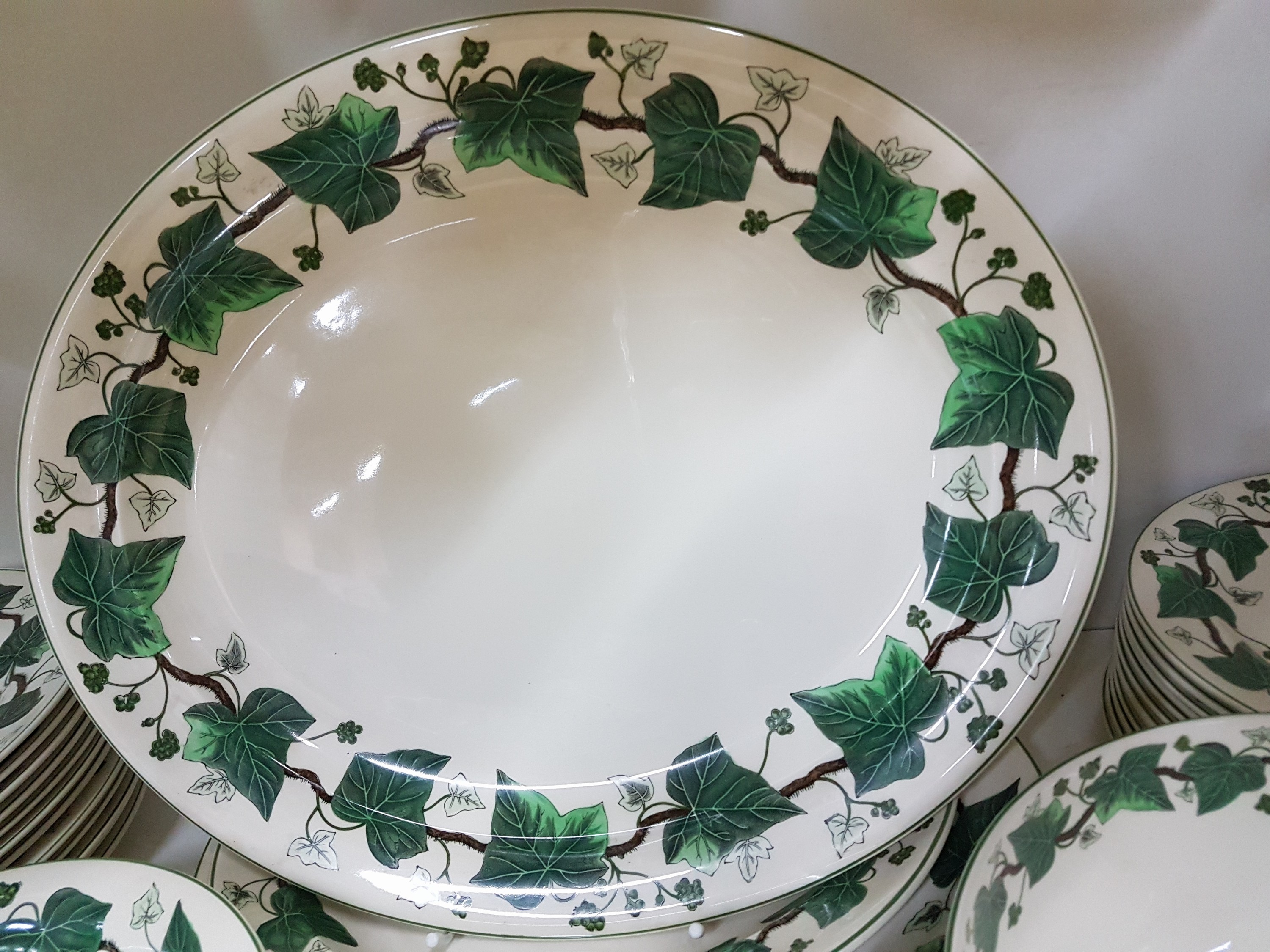 Detail f: Umfangreiches Speiseservice, Napoleon Ivy, Wedgwood, England, 12 Suppentassen mit UT, 12 Salatteller D. 21cm, 12 Speiseteller D. 26cm, 2 Saucieren, 2 ...