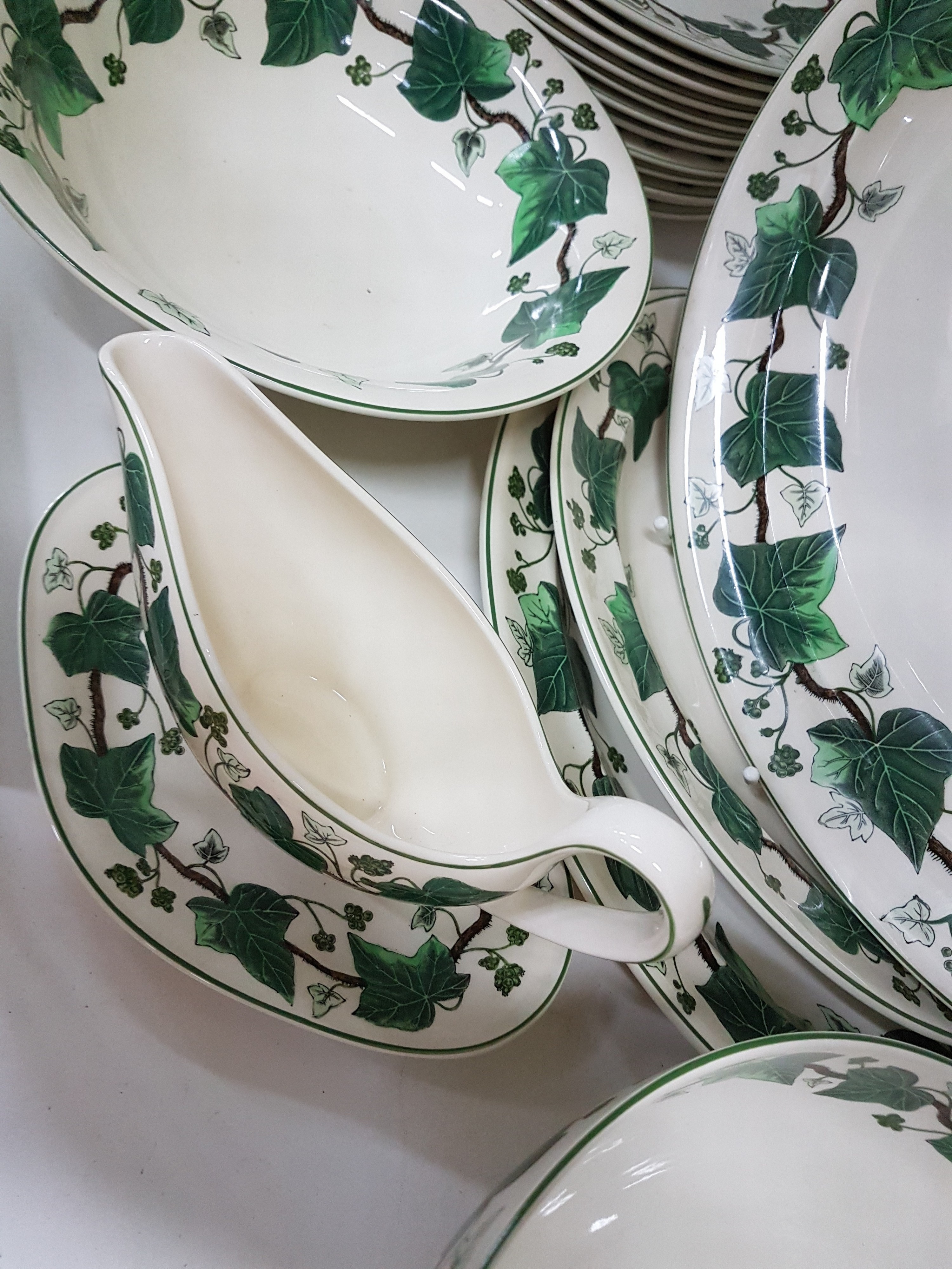 Detail g: Umfangreiches Speiseservice, Napoleon Ivy, Wedgwood, England, 12 Suppentassen mit UT, 12 Salatteller D. 21cm, 12 Speiseteller D. 26cm, 2 Saucieren, 2 ...