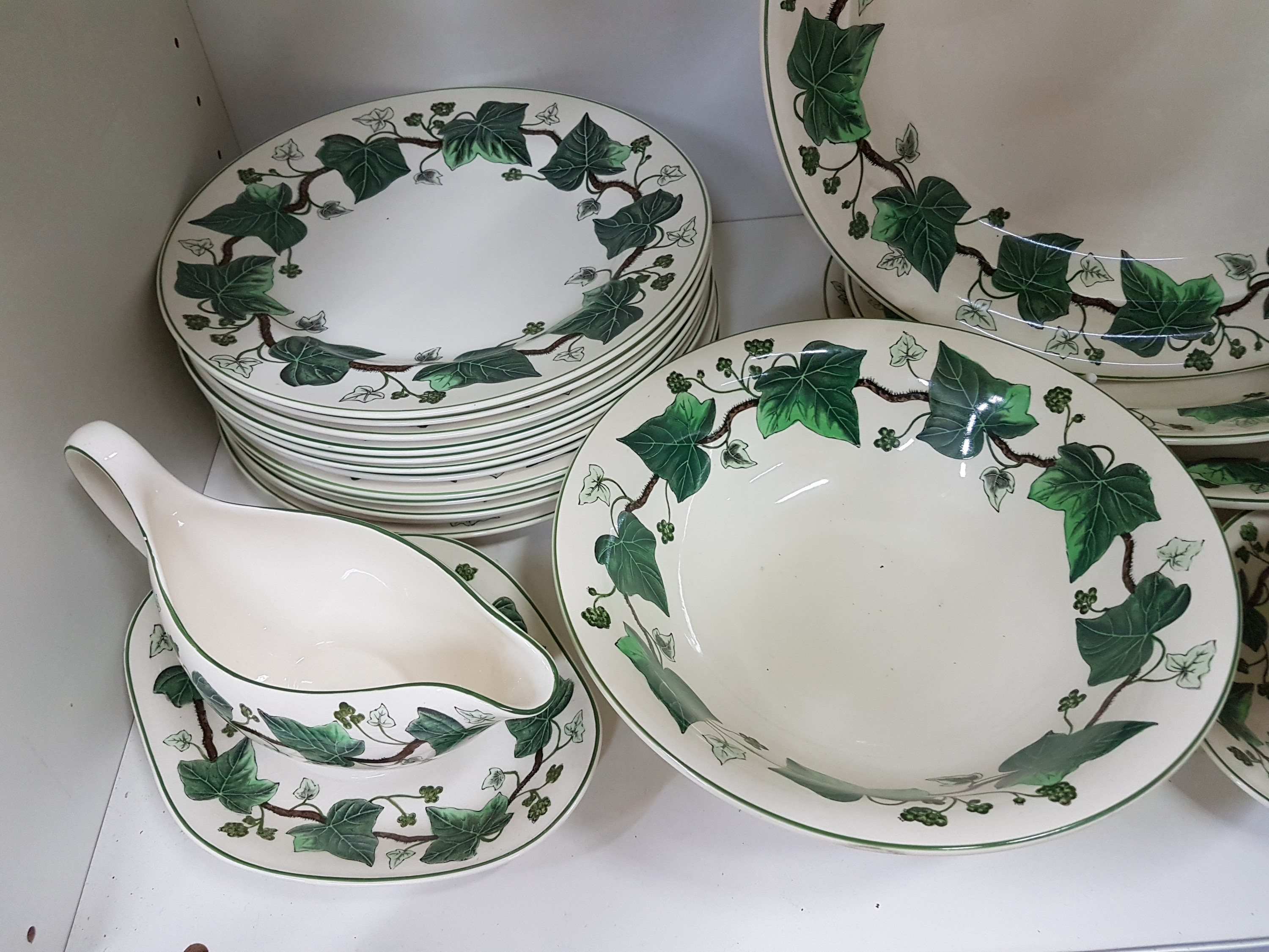 Detail h: Umfangreiches Speiseservice, Napoleon Ivy, Wedgwood, England, 12 Suppentassen mit UT, 12 Salatteller D. 21cm, 12 Speiseteller D. 26cm, 2 Saucieren, 2 ...