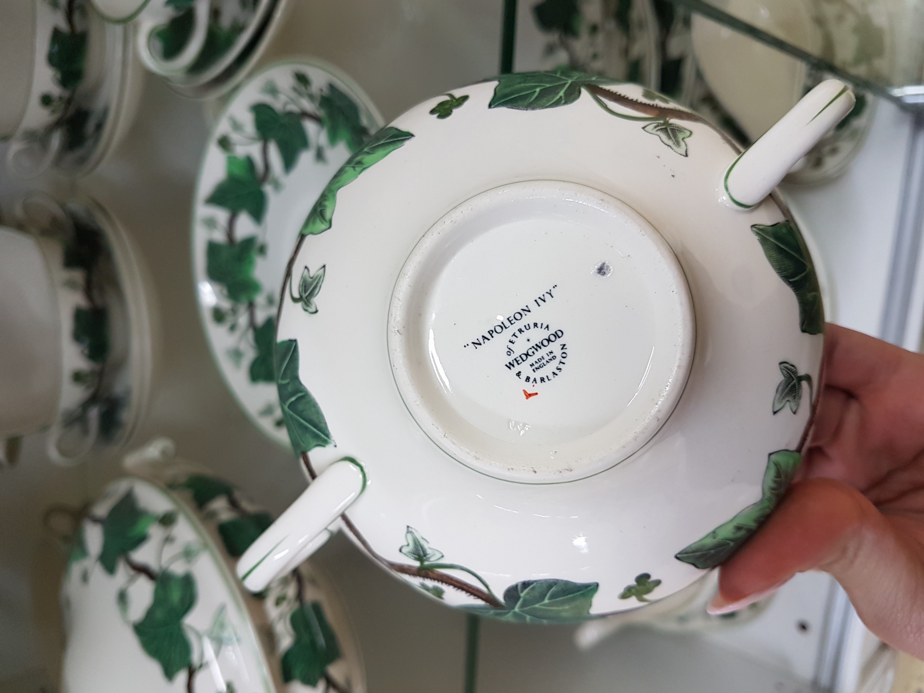 Detail i: Umfangreiches Speiseservice, Napoleon Ivy, Wedgwood, England, 12 Suppentassen mit UT, 12 Salatteller D. 21cm, 12 Speiseteller D. 26cm, 2 Saucieren, 2 ...