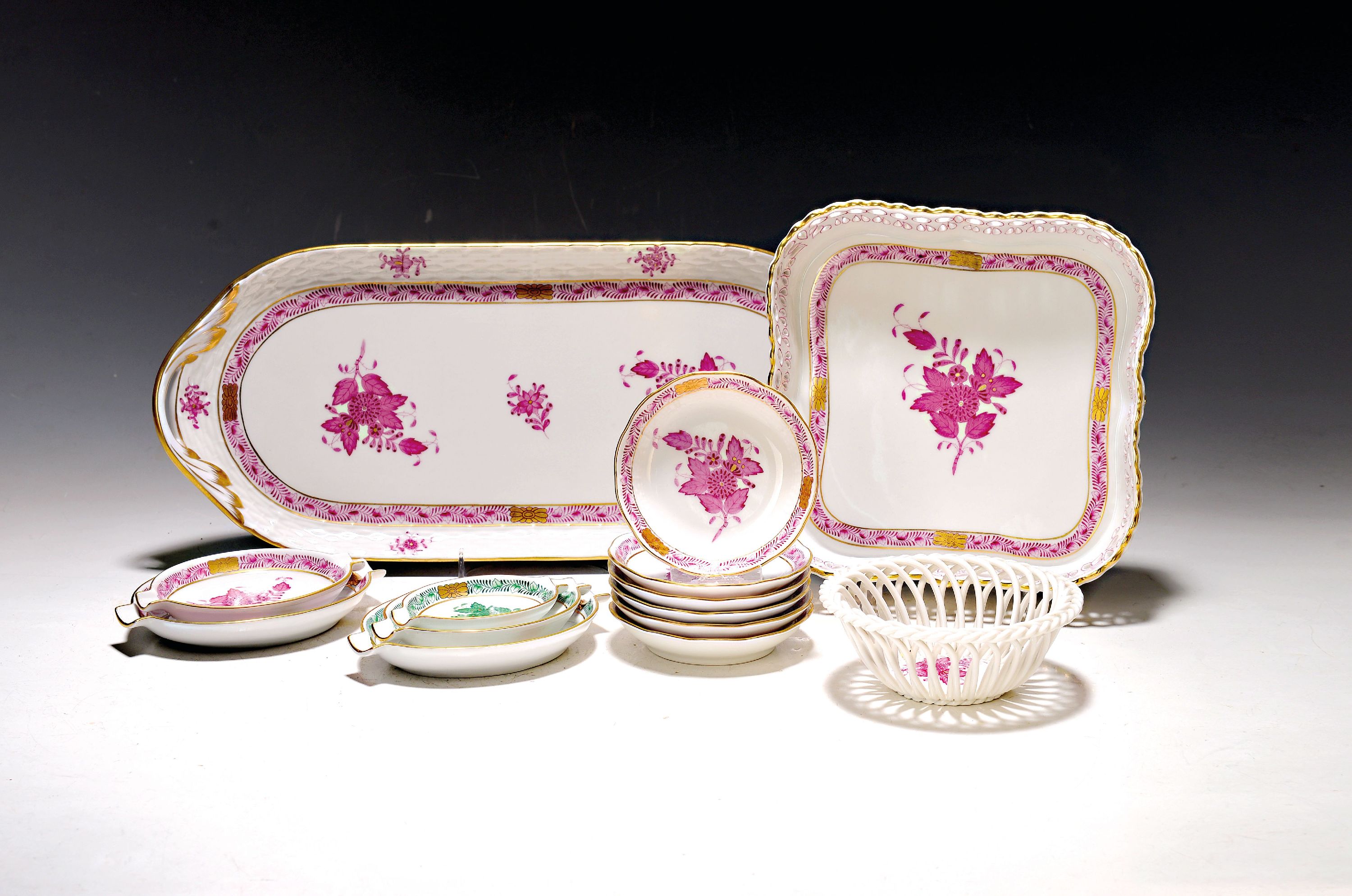 Image 27036914 - Serviceteile, Herend, Ungarn, Apponyi purpur und grün, Porzellan, purpur: 6 Tellerchen ...