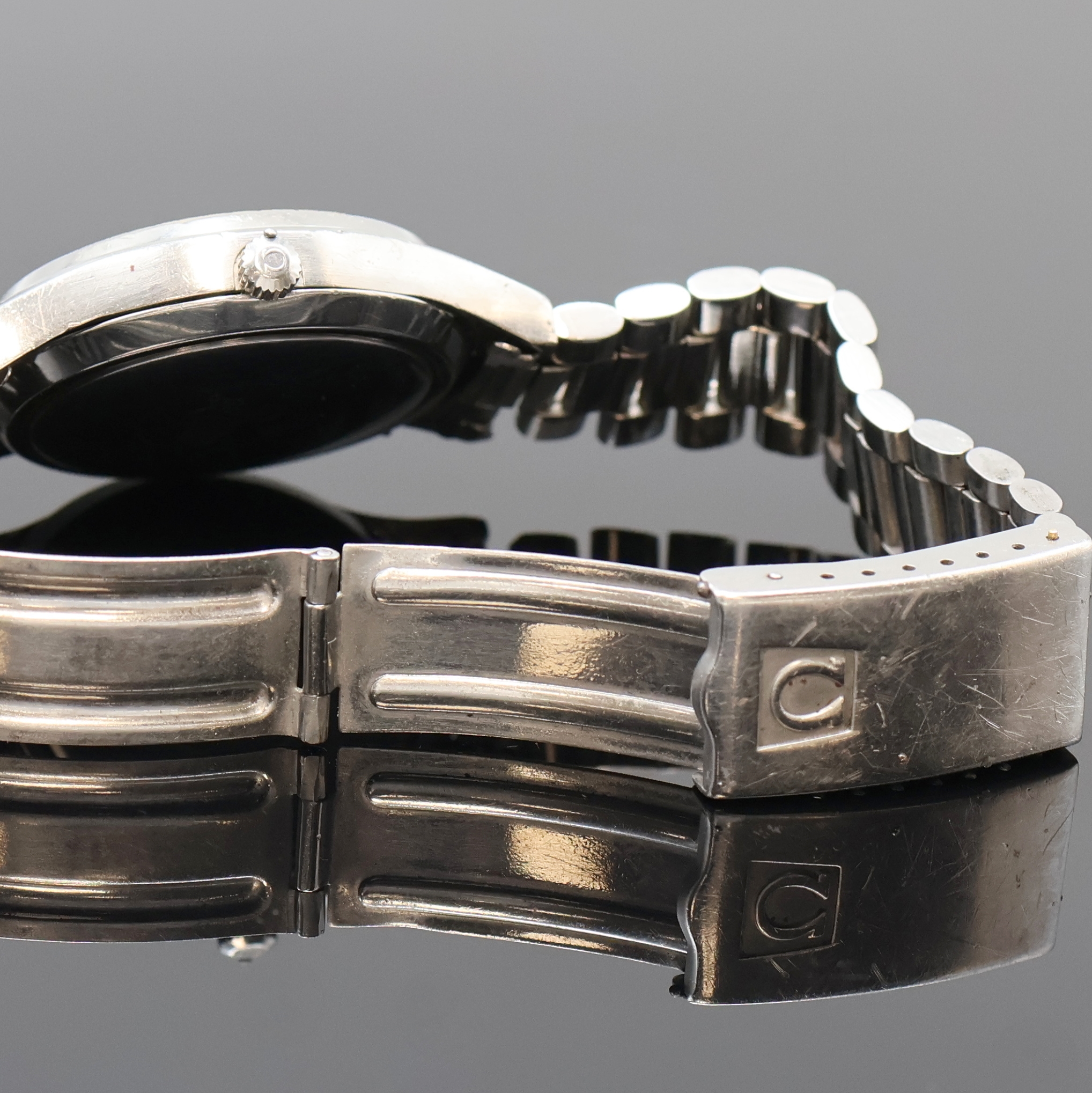 Detail e: OMEGA Herrenarmbanduhr Seamaster Cosmic 2000 in Stahl, Schweiz um 1970, Automatik, Stülpgeh. inkl. orig. Gliederband m. Faltschl., vers. Zifferbl. ...