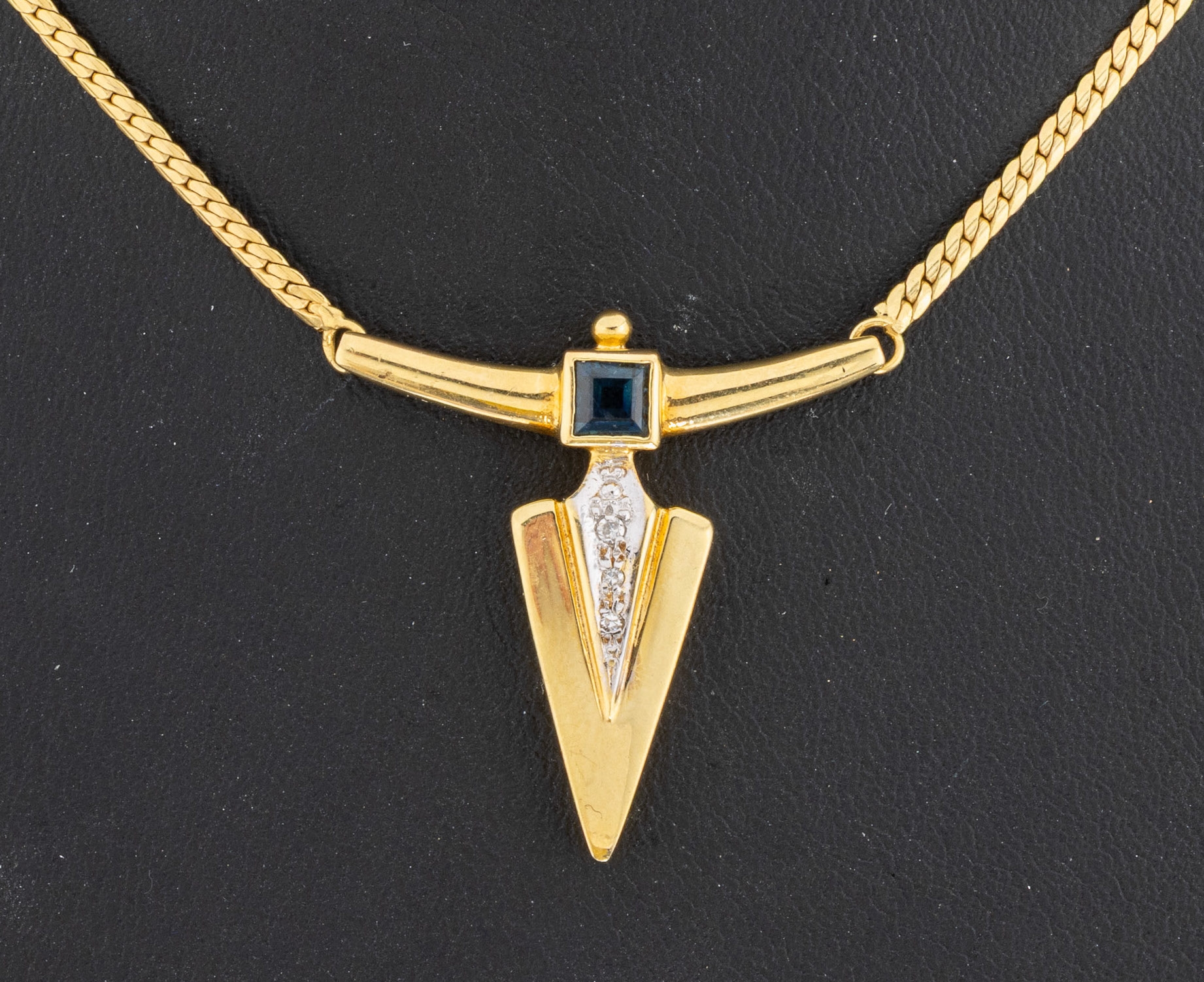 Detail a: 14 kt Gold Saphir-Diamant-Collier, GG 585/000, geometrisches Mittelteil, Saphir -Carree ca. 0.14 ct, 3 8/8-Diamanten zus. 0.02 ct Weiß/si, L. ca. ...