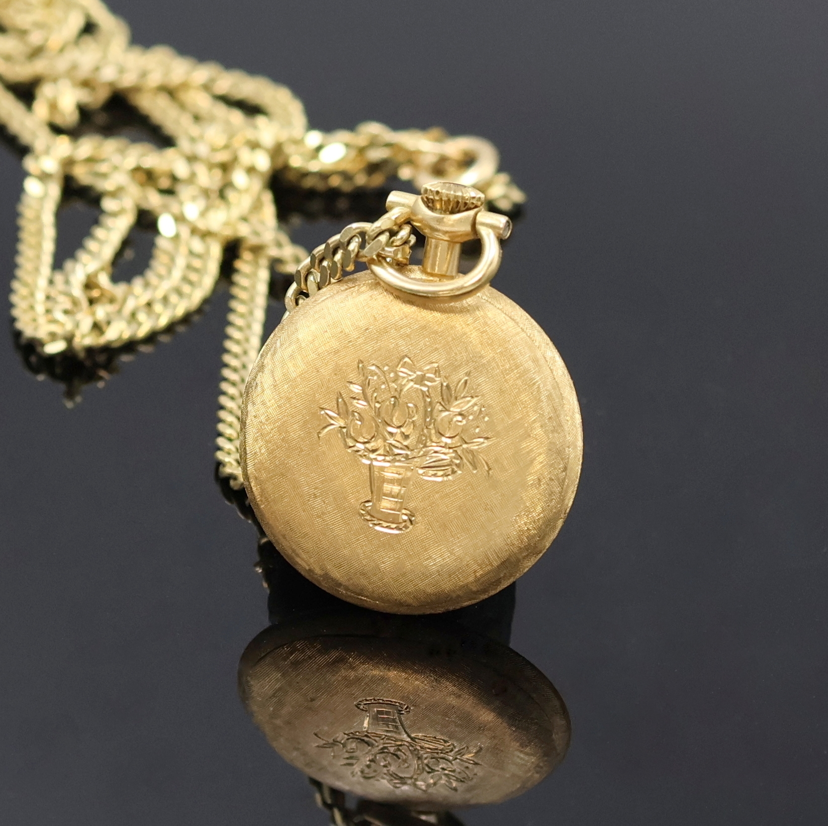 Detail a: ULLMANN Geneve kleine, offene Damenanhängeuhr in GG 585/000 an Kette in GG 585/000, Schweiz um 1970, 2-teil. Struktur-Geh., aufgedr. Boden m. ...