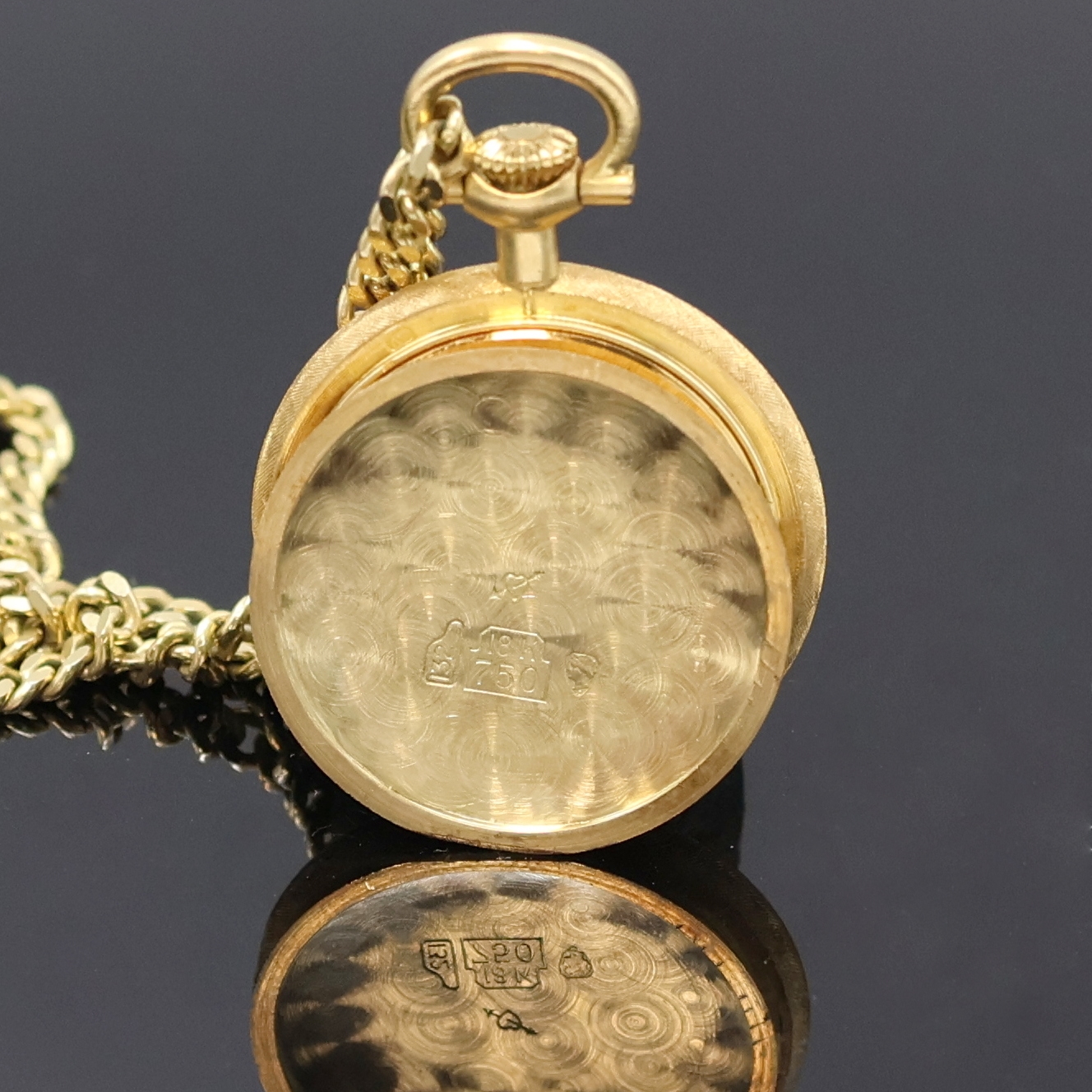 Detail c: ULLMANN Geneve kleine, offene Damenanhängeuhr in GG 585/000 an Kette in GG 585/000, Schweiz um 1970, 2-teil. Struktur-Geh., aufgedr. Boden m. ...