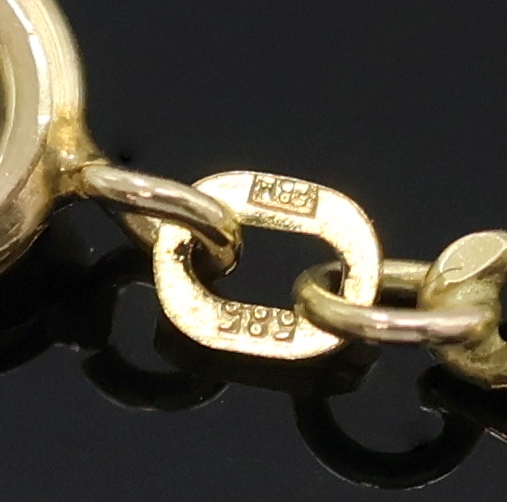 Detail d: ULLMANN Geneve kleine, offene Damenanhängeuhr in GG 585/000 an Kette in GG 585/000, Schweiz um 1970, 2-teil. Struktur-Geh., aufgedr. Boden m. ...
