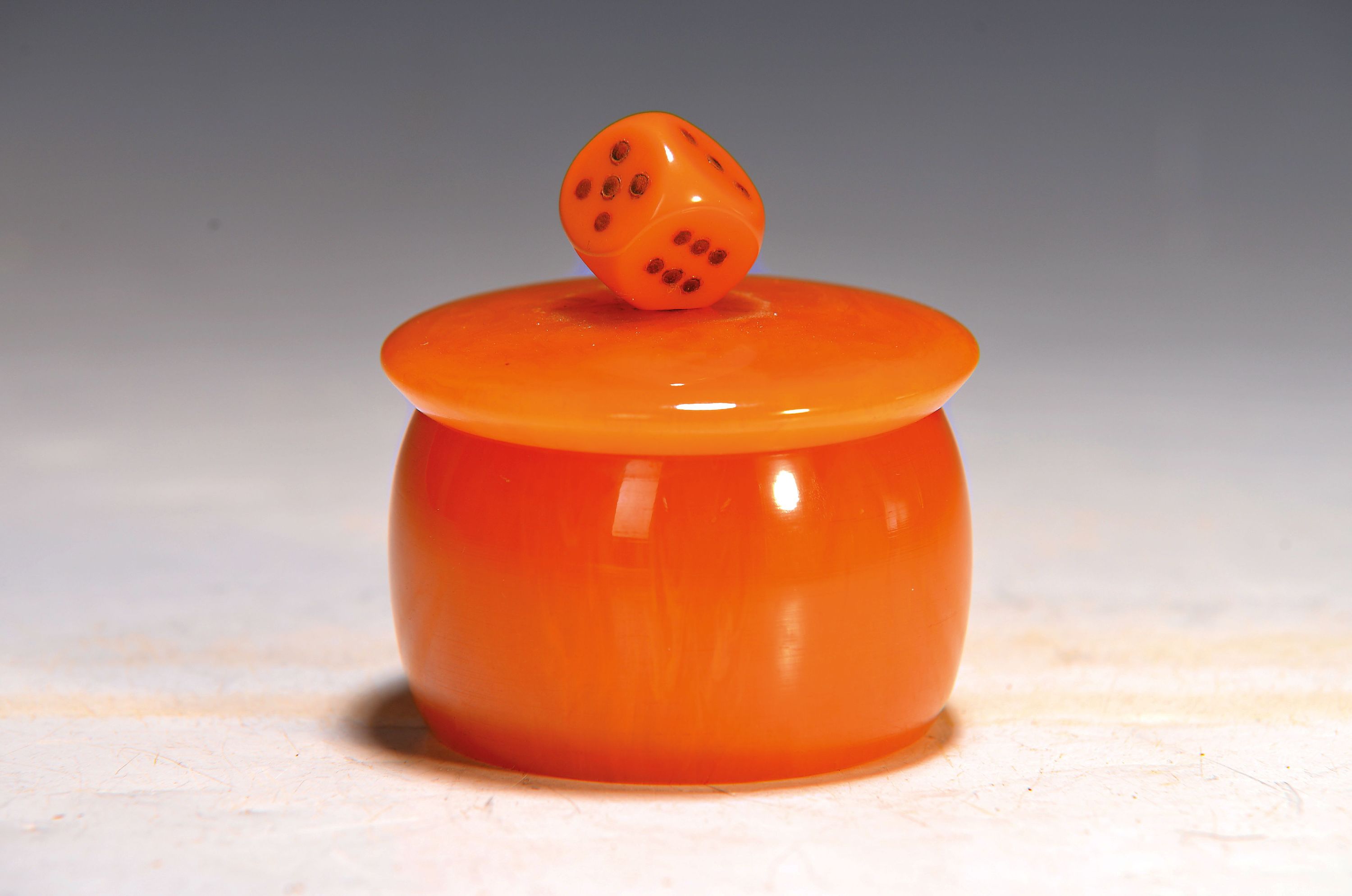 Image 27036929 - Kleine Deckeldose aus Bernstein, deutsch, 1930er Jahre, mit Deckelbekrönung in Form ...