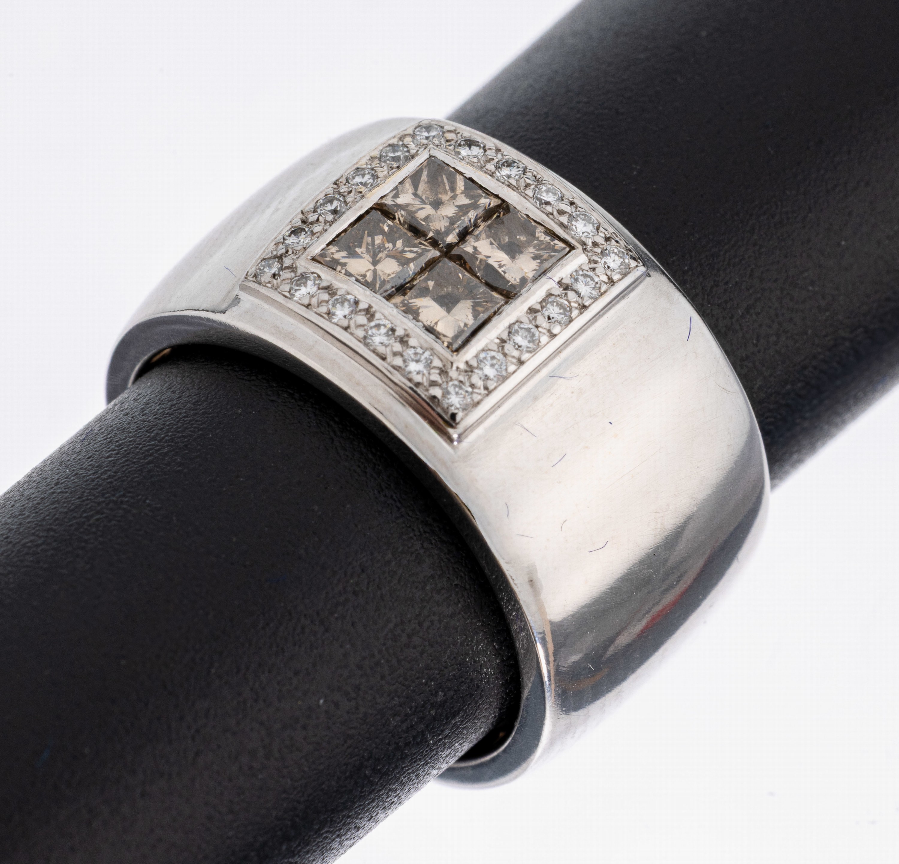 Image 27036931 - 18 kt Gold Diamant-Ring, WG 750/000, 4 Diamantcarrees zus. ca. 0.64 ct Braun/vs-si, 20 ...