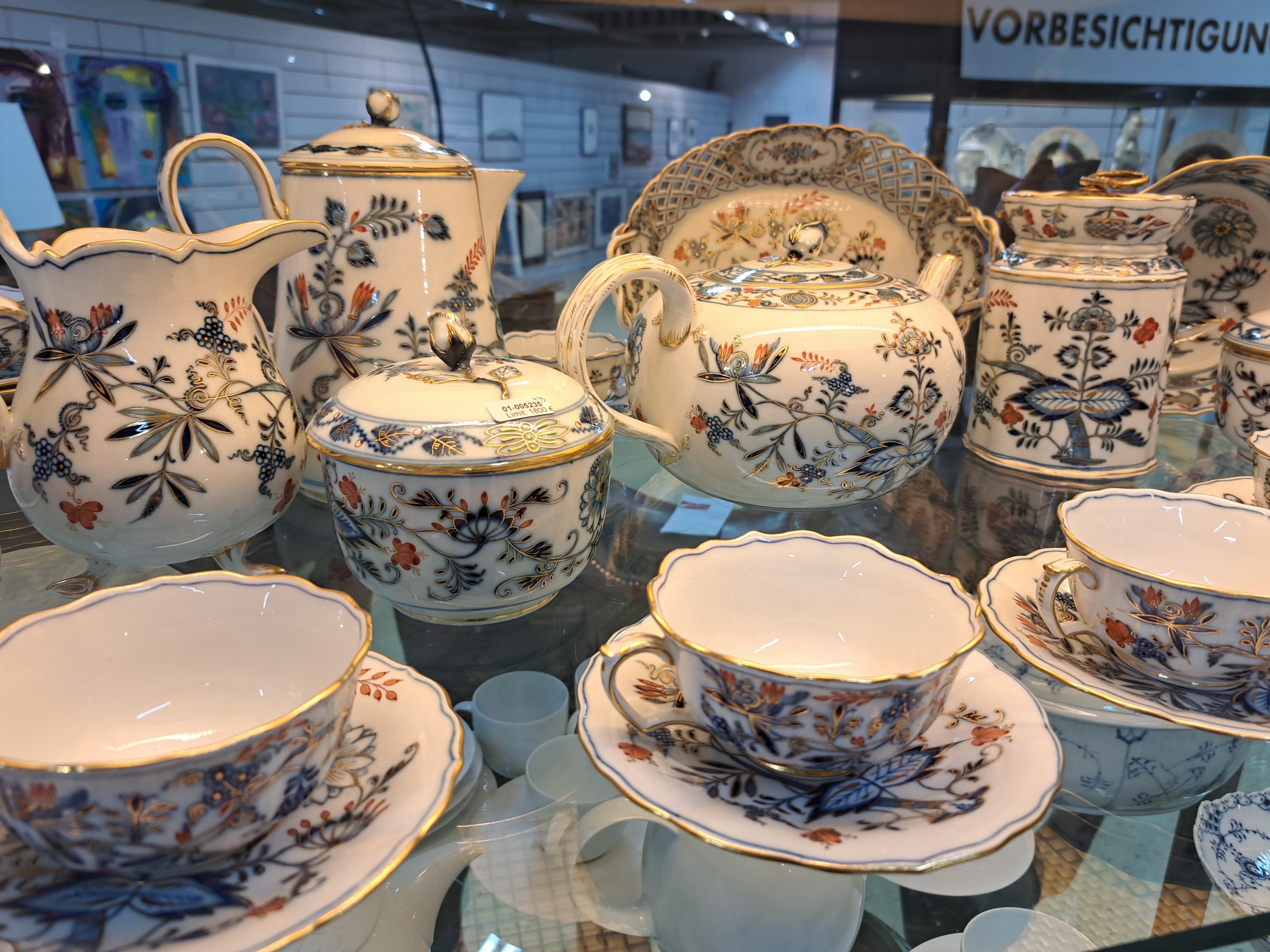 Detail a: Teeservice, Meissen, 2. Hälfte 19. Jh., Knaufschwerter, Zwiebelmuster rot und golden gehöht, gr. Teekanne, gr. Milchkanne zwei großes Zuckerdose, ...