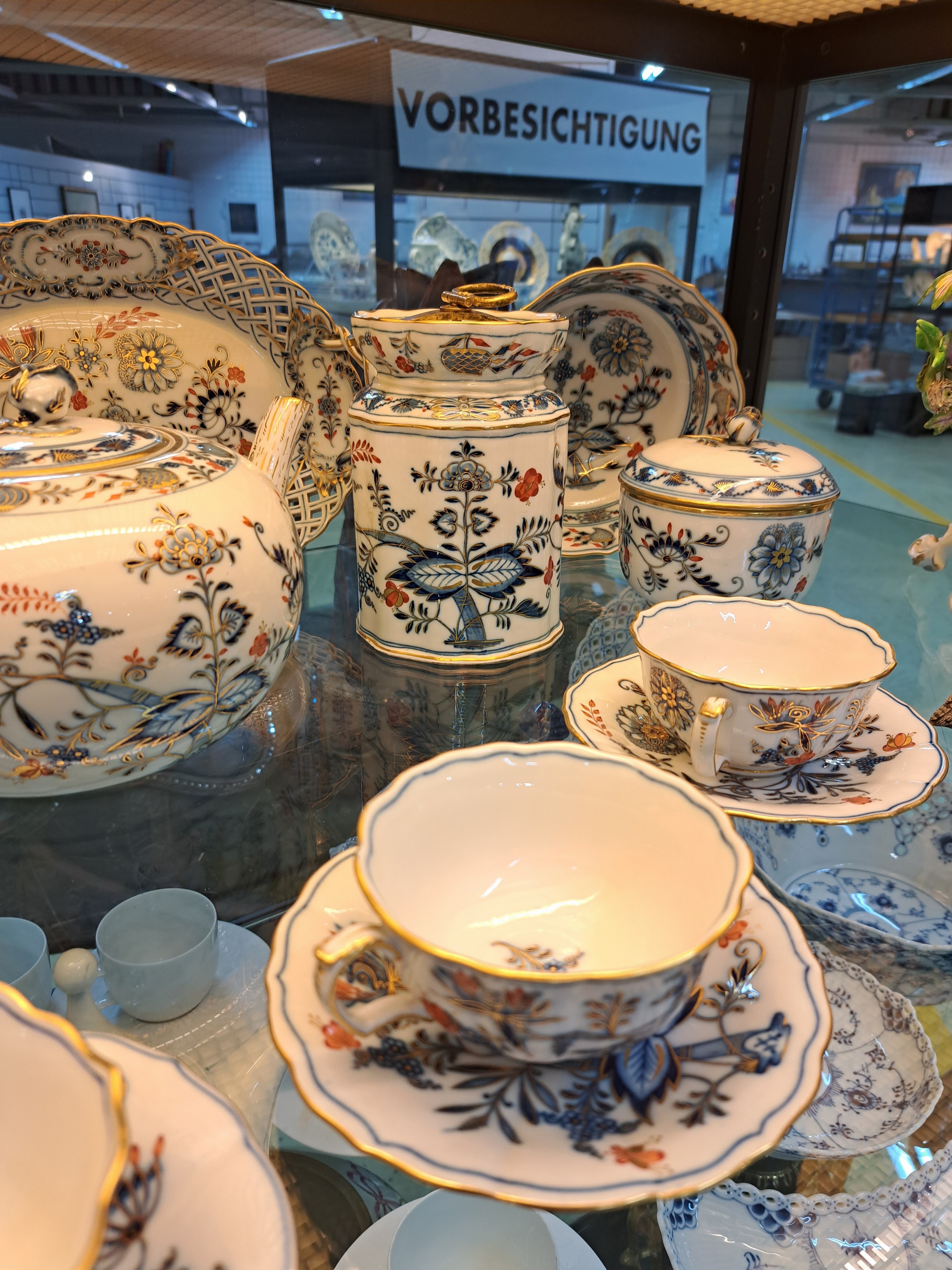 Detail b: Teeservice, Meissen, 2. Hälfte 19. Jh., Knaufschwerter, Zwiebelmuster rot und golden gehöht, gr. Teekanne, gr. Milchkanne zwei großes Zuckerdose, ...