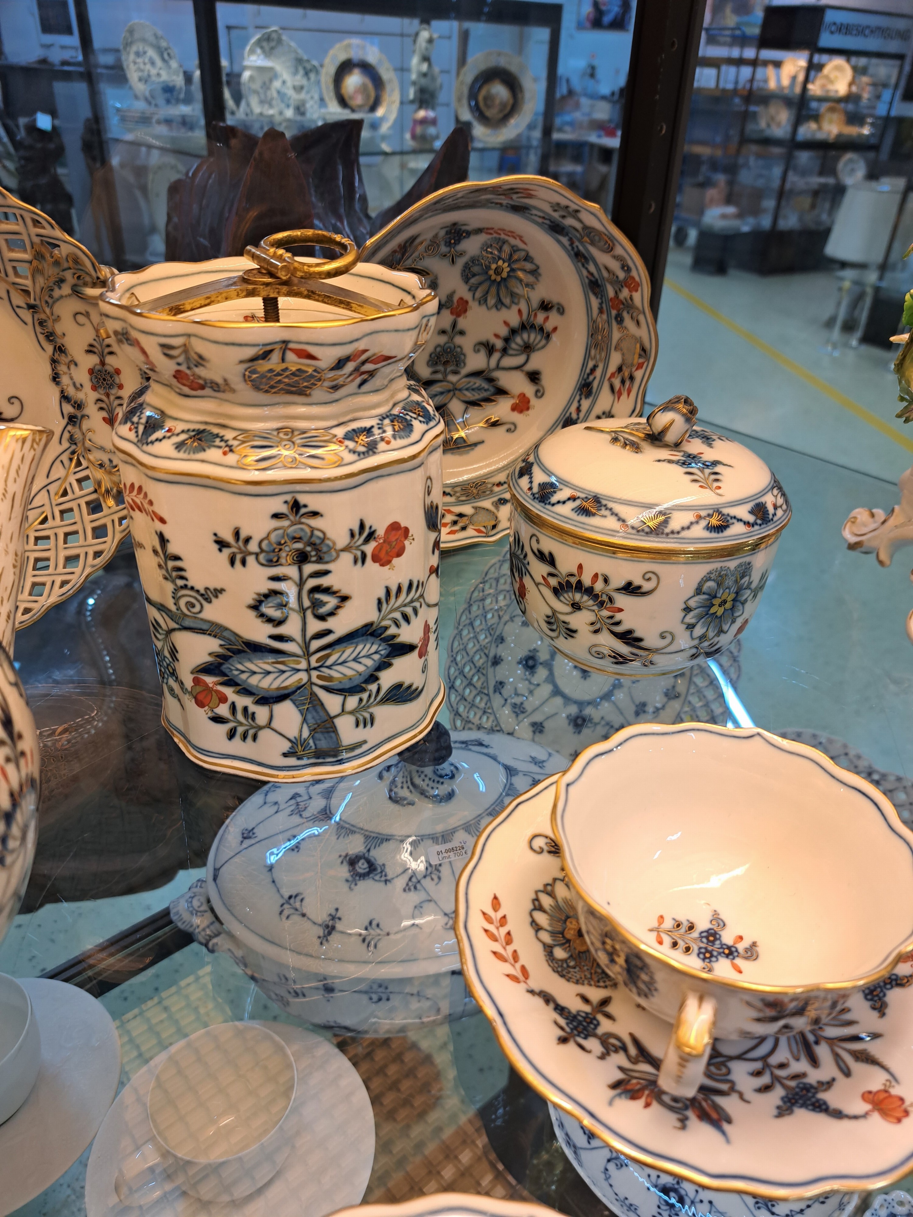Detail c: Teeservice, Meissen, 2. Hälfte 19. Jh., Knaufschwerter, Zwiebelmuster rot und golden gehöht, gr. Teekanne, gr. Milchkanne zwei großes Zuckerdose, ...