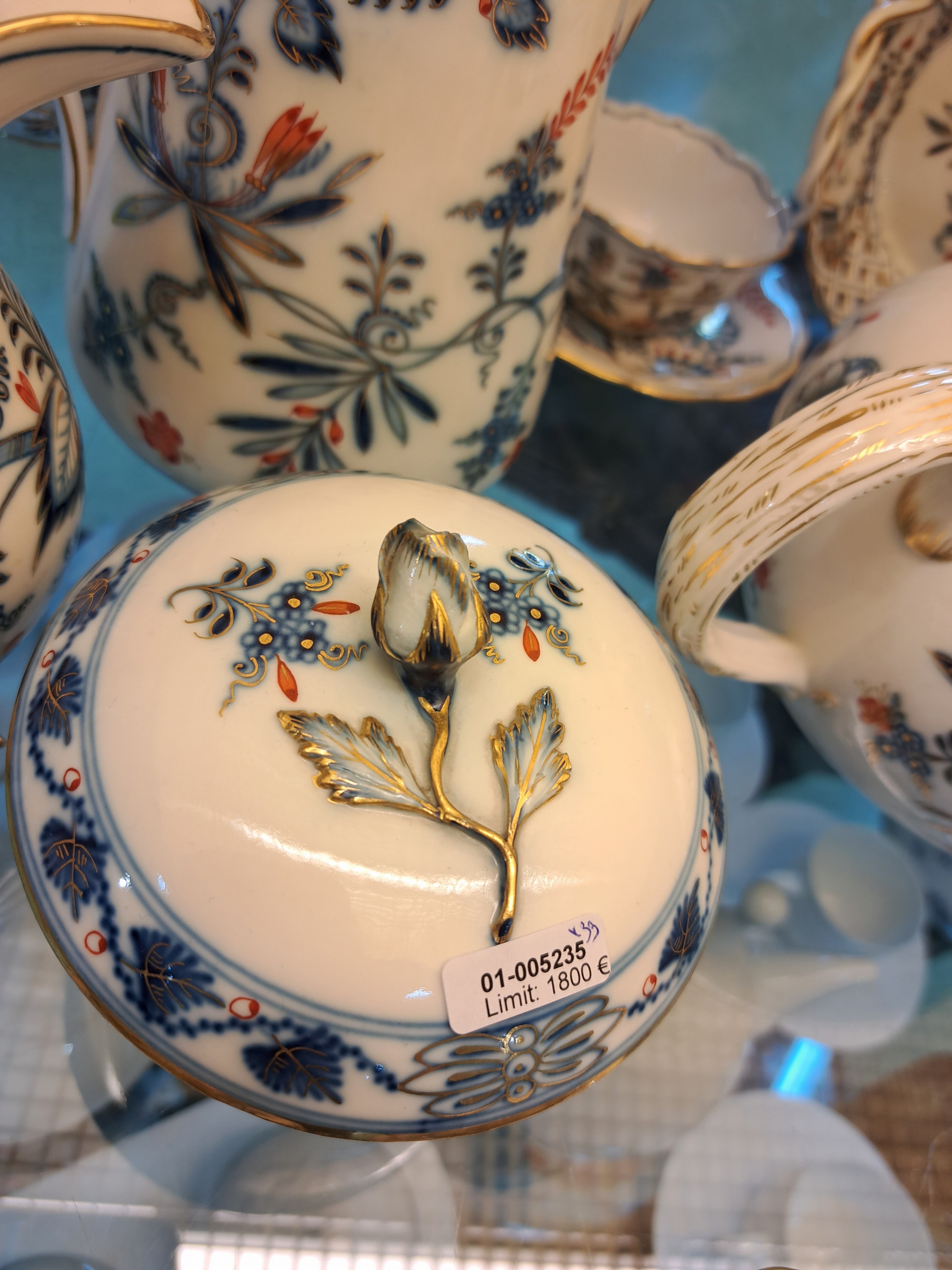 Detail d: Teeservice, Meissen, 2. Hälfte 19. Jh., Knaufschwerter, Zwiebelmuster rot und golden gehöht, gr. Teekanne, gr. Milchkanne zwei großes Zuckerdose, ...
