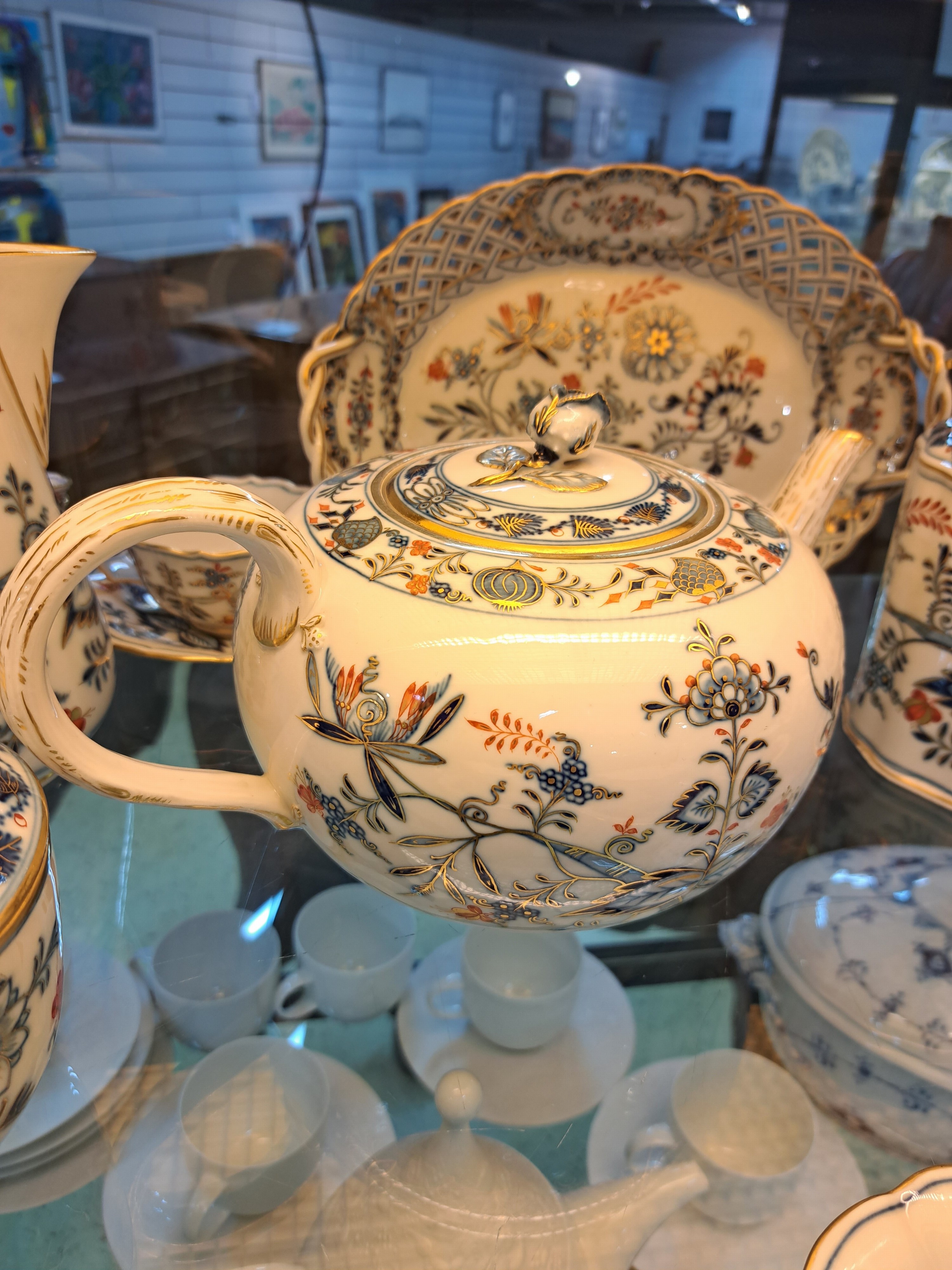 Detail e: Teeservice, Meissen, 2. Hälfte 19. Jh., Knaufschwerter, Zwiebelmuster rot und golden gehöht, gr. Teekanne, gr. Milchkanne zwei großes Zuckerdose, ...