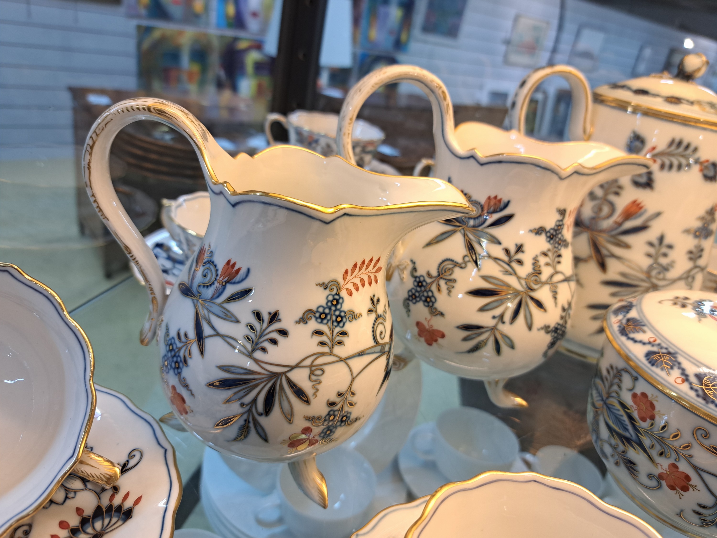 Detail f: Teeservice, Meissen, 2. Hälfte 19. Jh., Knaufschwerter, Zwiebelmuster rot und golden gehöht, gr. Teekanne, gr. Milchkanne zwei großes Zuckerdose, ...