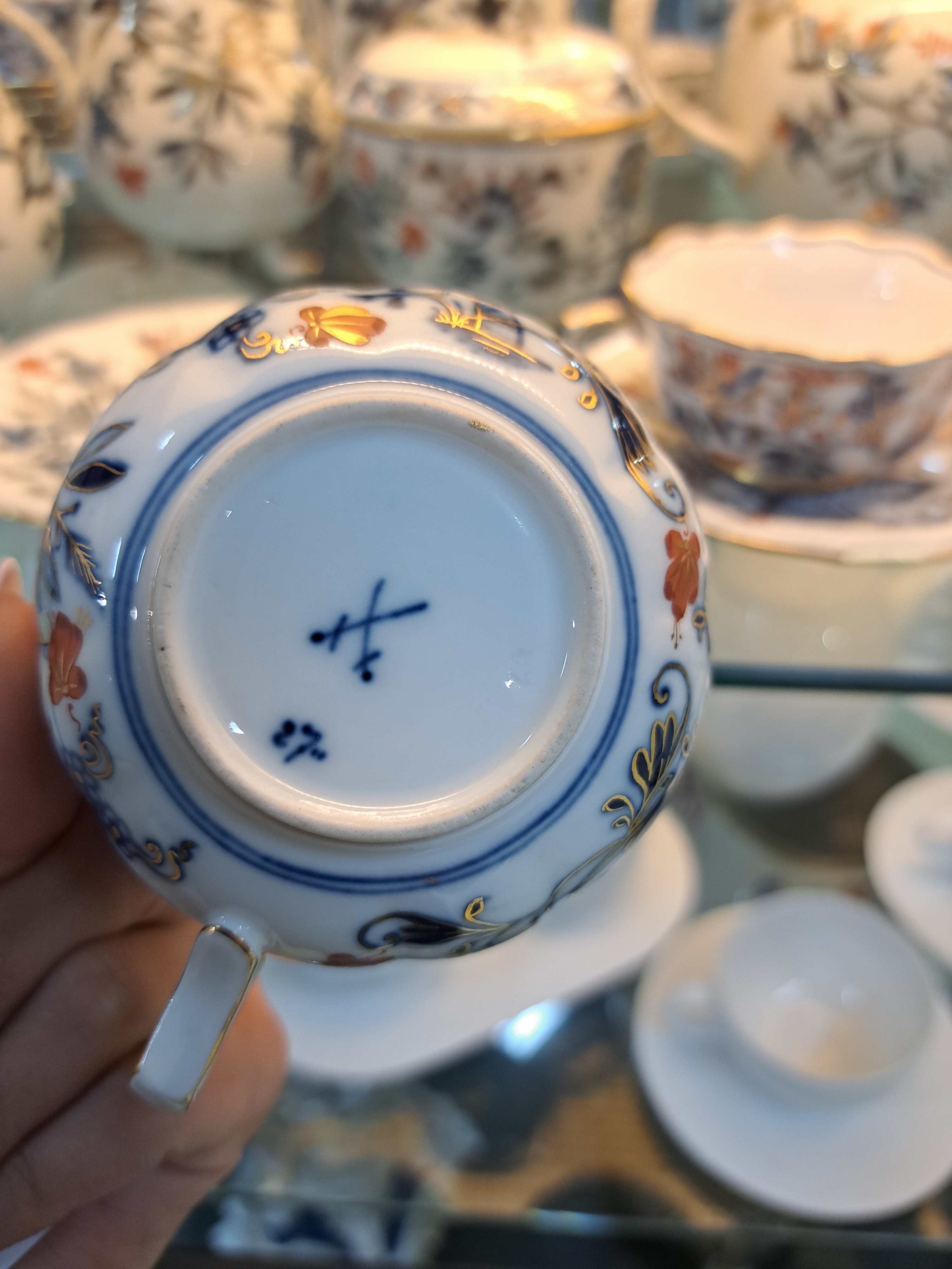 Detail g: Teeservice, Meissen, 2. Hälfte 19. Jh., Knaufschwerter, Zwiebelmuster rot und golden gehöht, gr. Teekanne, gr. Milchkanne zwei großes Zuckerdose, ...