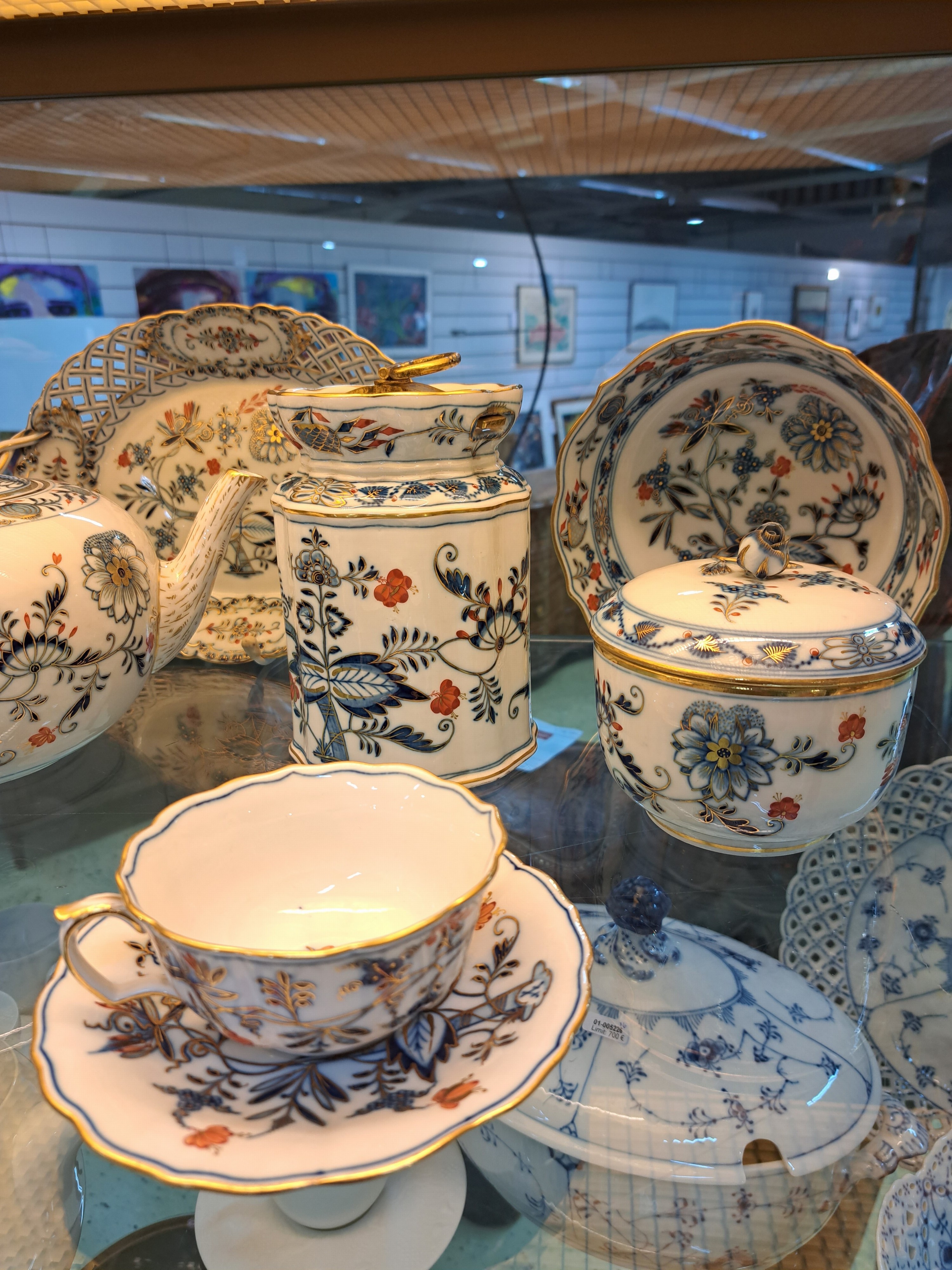 Detail h: Teeservice, Meissen, 2. Hälfte 19. Jh., Knaufschwerter, Zwiebelmuster rot und golden gehöht, gr. Teekanne, gr. Milchkanne zwei großes Zuckerdose, ...