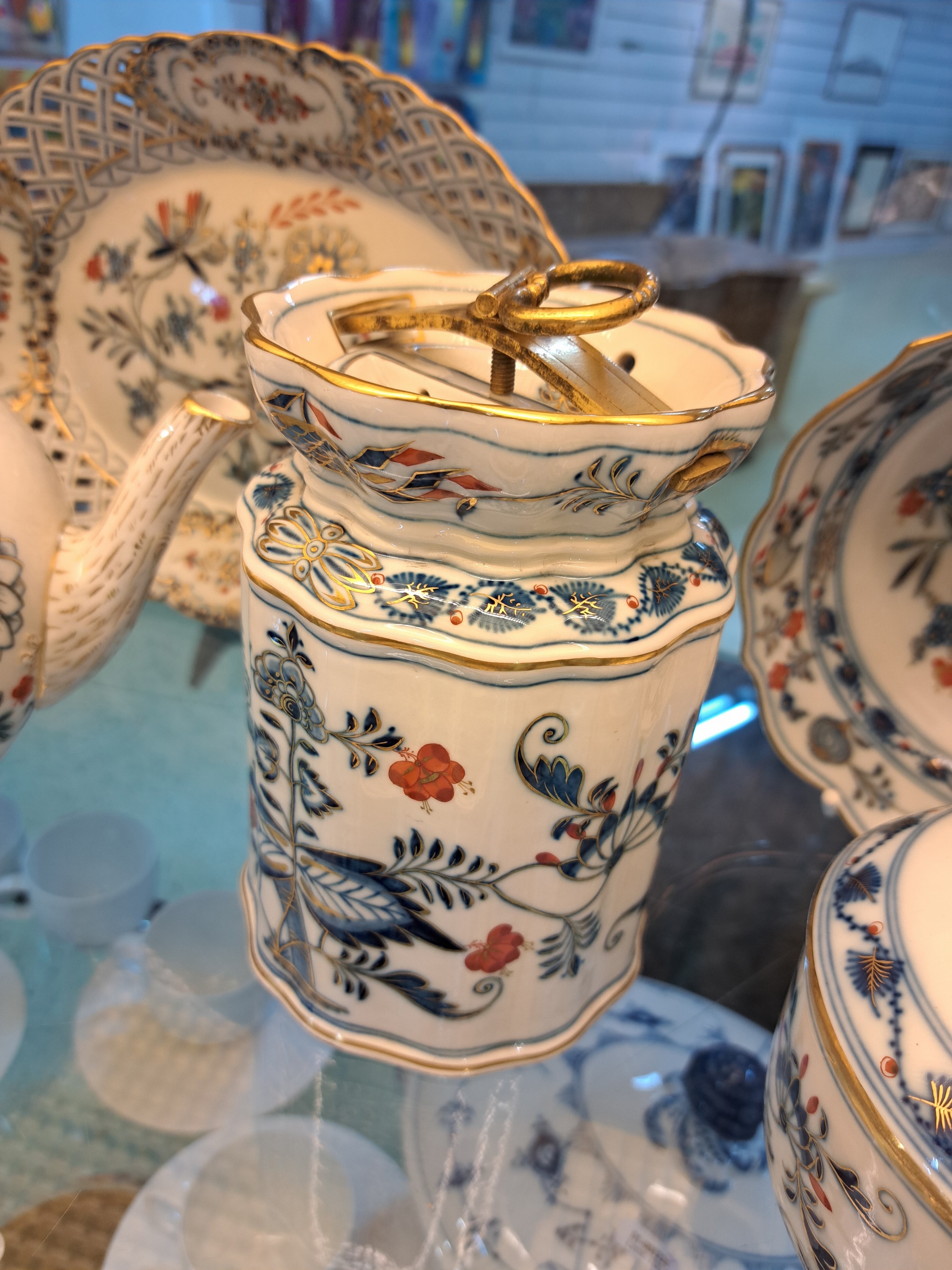 Detail i: Teeservice, Meissen, 2. Hälfte 19. Jh., Knaufschwerter, Zwiebelmuster rot und golden gehöht, gr. Teekanne, gr. Milchkanne zwei großes Zuckerdose, ...
