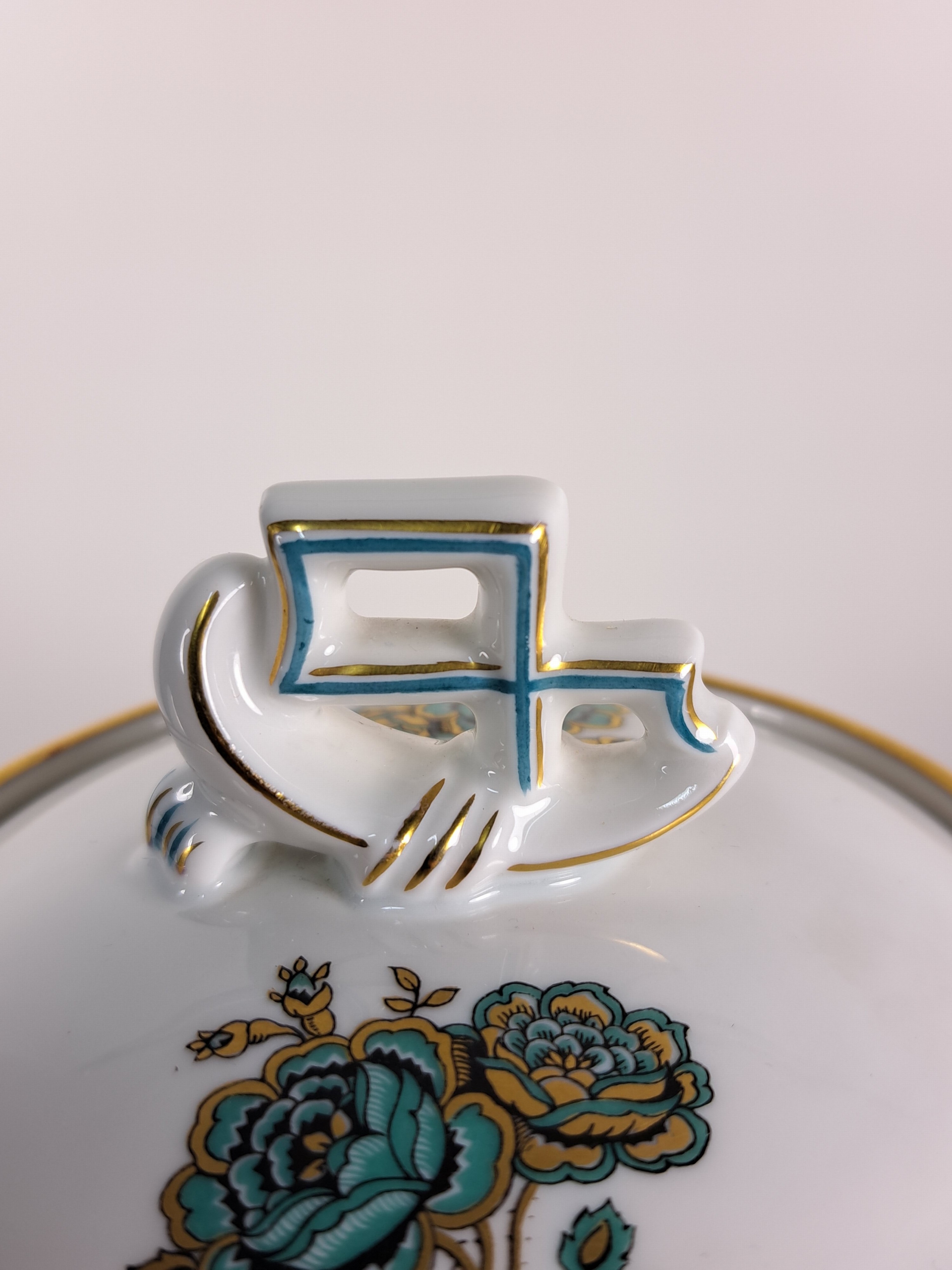 Detail b: Service, Rosenthal, Selb Bavaria, grüner Rosendekor, Goldstaffage, Kaffeekanne, Teekanne, Zuckerdose, Sahnegiesser, 12 Teetassen mit Untertassen, 12 ...