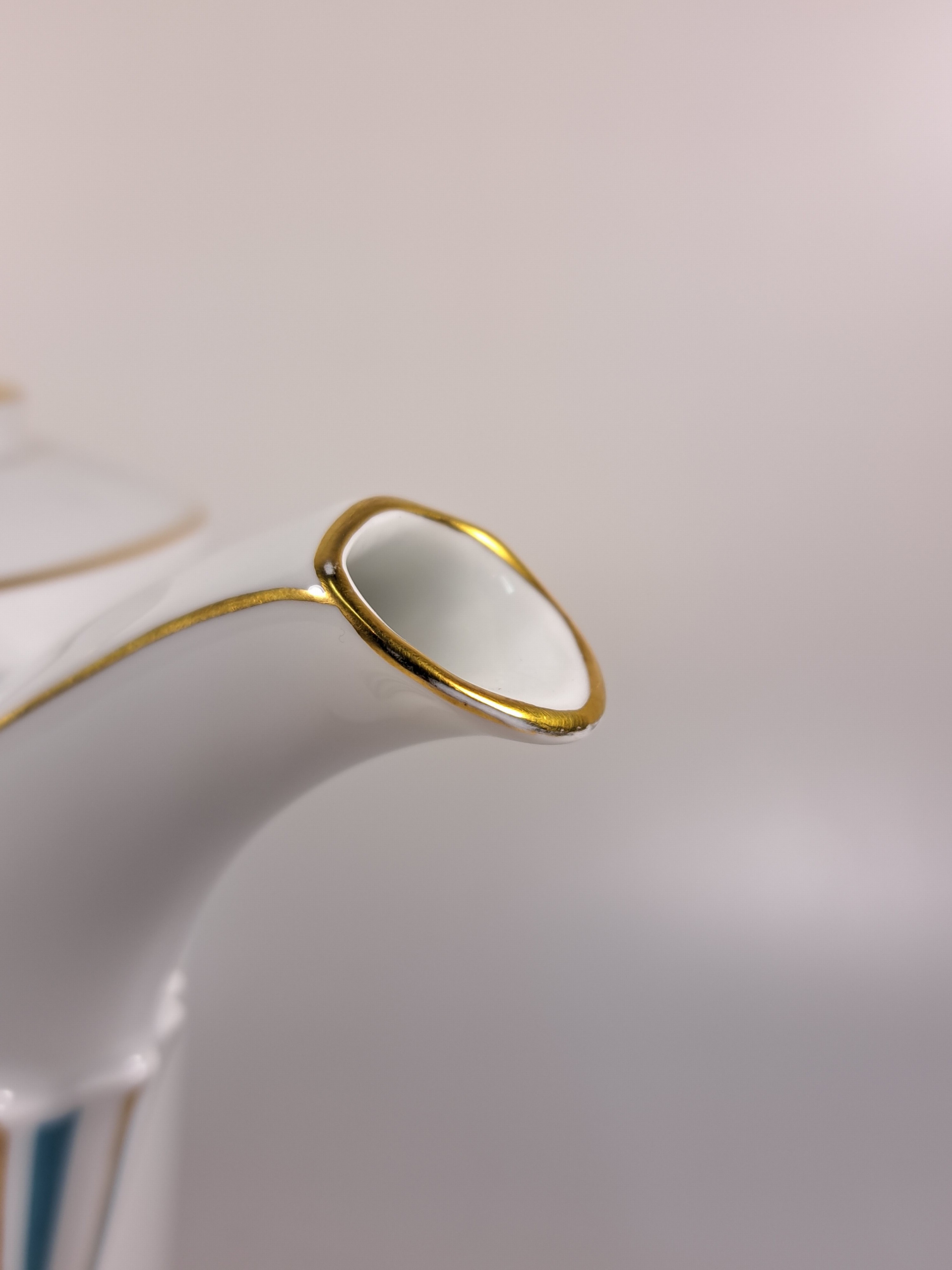 Detail c: Service, Rosenthal, Selb Bavaria, grüner Rosendekor, Goldstaffage, Kaffeekanne, Teekanne, Zuckerdose, Sahnegiesser, 12 Teetassen mit Untertassen, 12 ...