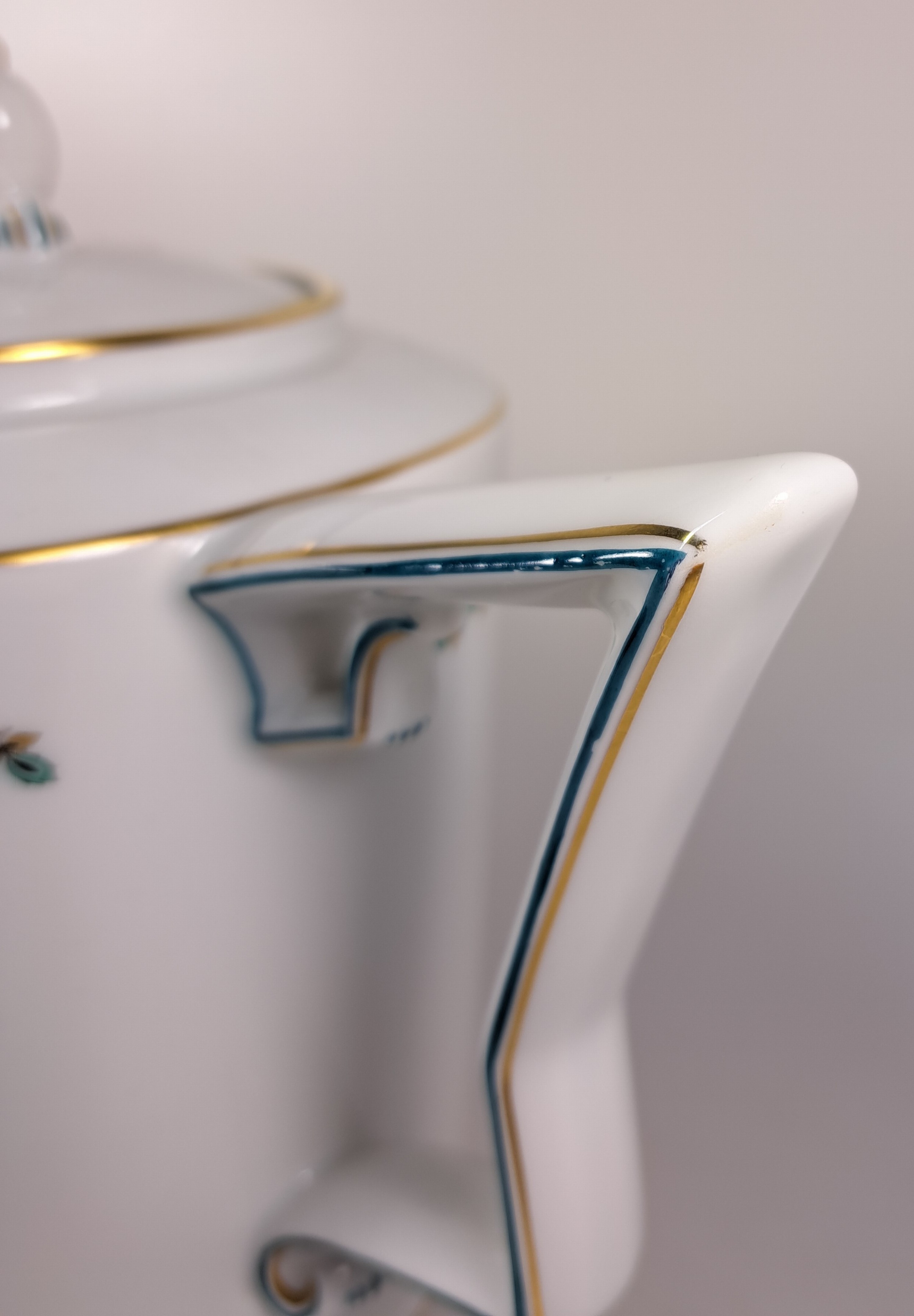 Detail f: Service, Rosenthal, Selb Bavaria, grüner Rosendekor, Goldstaffage, Kaffeekanne, Teekanne, Zuckerdose, Sahnegiesser, 12 Teetassen mit Untertassen, 12 ...