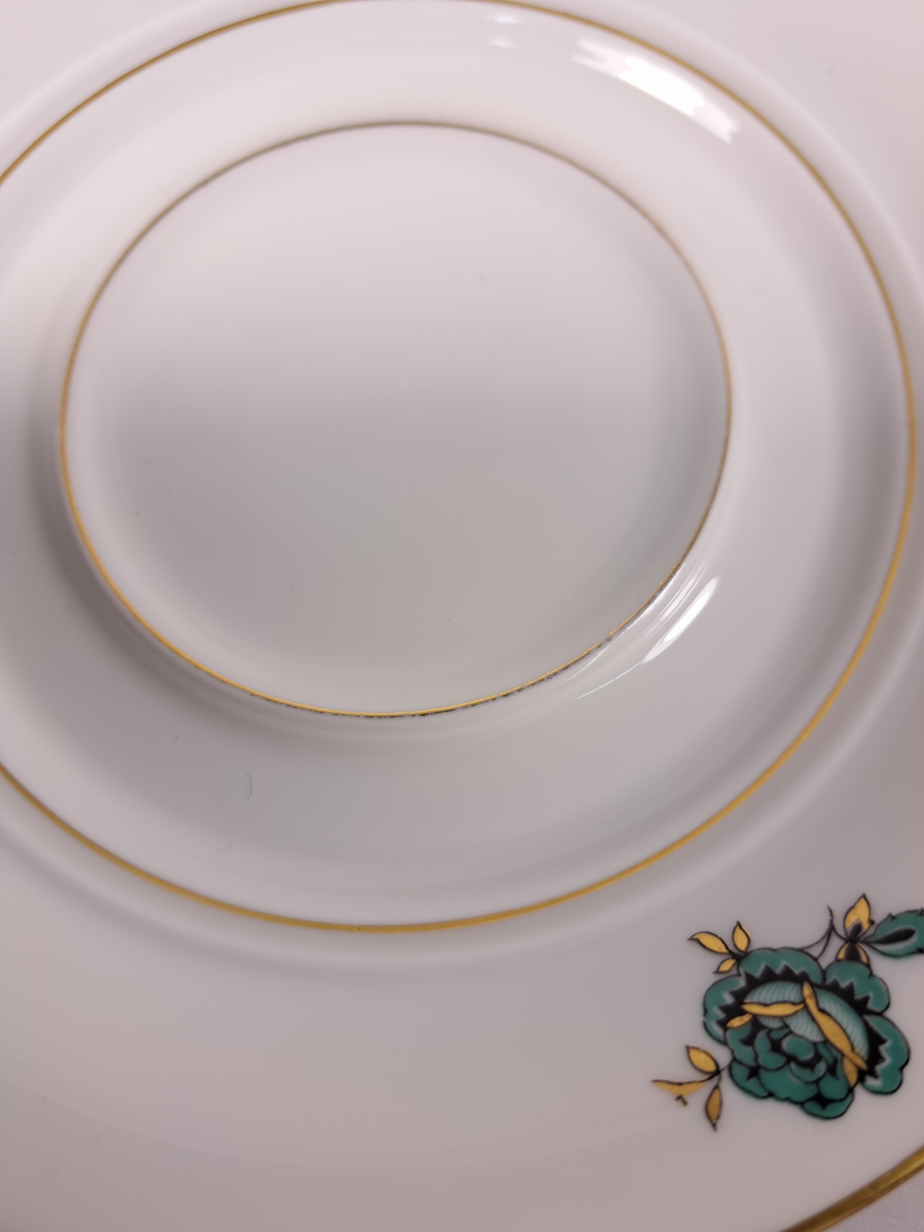 Detail h: Service, Rosenthal, Selb Bavaria, grüner Rosendekor, Goldstaffage, Kaffeekanne, Teekanne, Zuckerdose, Sahnegiesser, 12 Teetassen mit Untertassen, 12 ...