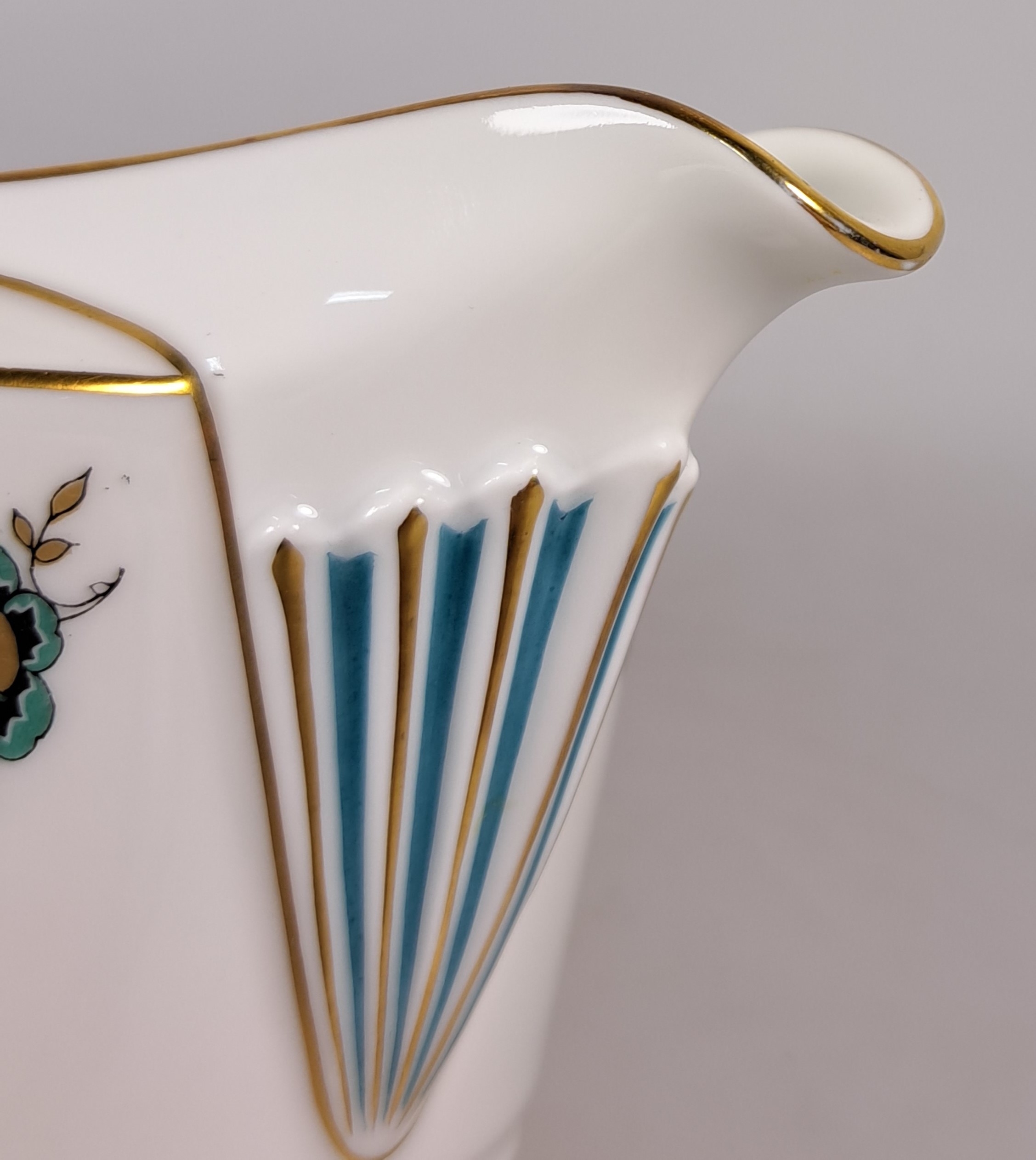 Detail k: Service, Rosenthal, Selb Bavaria, grüner Rosendekor, Goldstaffage, Kaffeekanne, Teekanne, Zuckerdose, Sahnegiesser, 12 Teetassen mit Untertassen, 12 ...
