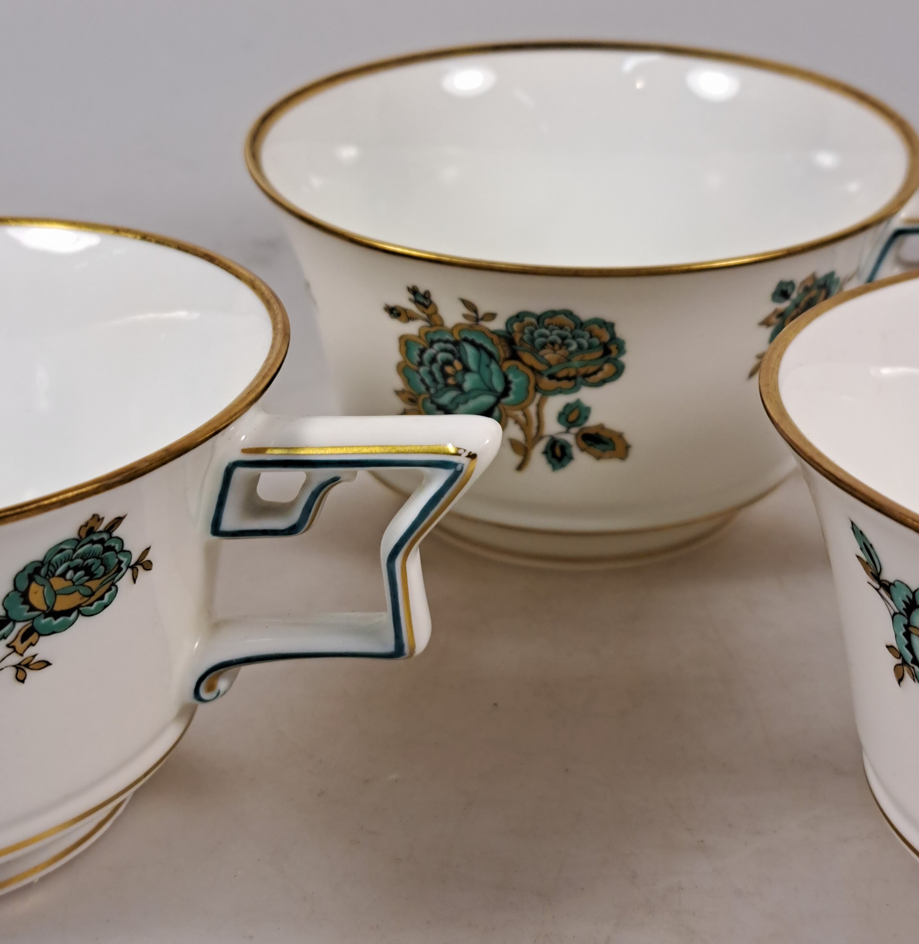 Detail q: Service, Rosenthal, Selb Bavaria, grüner Rosendekor, Goldstaffage, Kaffeekanne, Teekanne, Zuckerdose, Sahnegiesser, 12 Teetassen mit Untertassen, 12 ...
