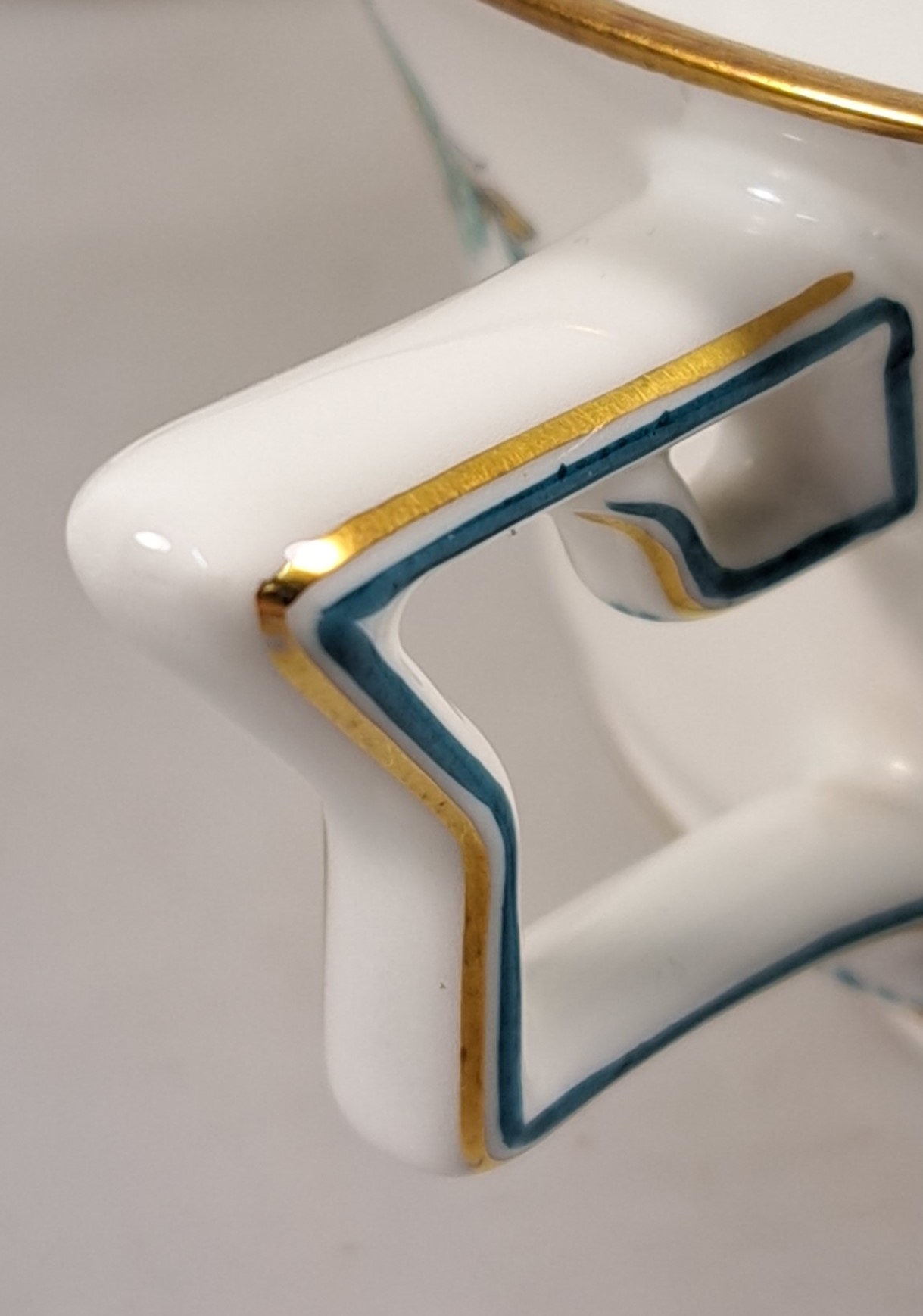 Detail t: Service, Rosenthal, Selb Bavaria, grüner Rosendekor, Goldstaffage, Kaffeekanne, Teekanne, Zuckerdose, Sahnegiesser, 12 Teetassen mit Untertassen, 12 ...