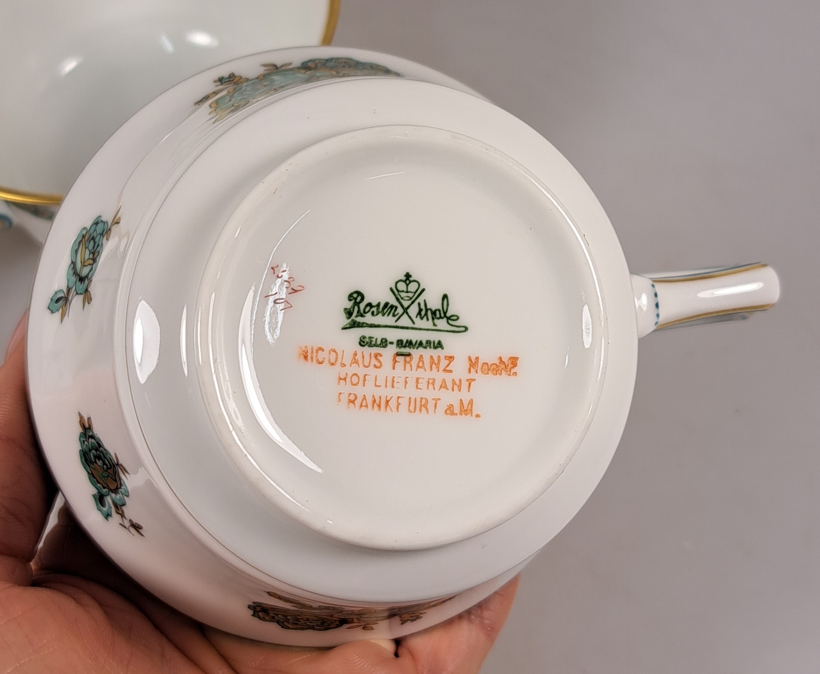 Detail u: Service, Rosenthal, Selb Bavaria, grüner Rosendekor, Goldstaffage, Kaffeekanne, Teekanne, Zuckerdose, Sahnegiesser, 12 Teetassen mit Untertassen, 12 ...